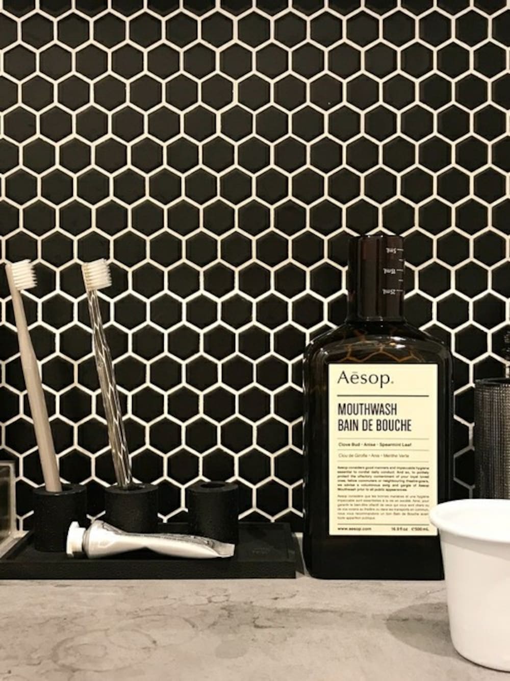 「シンプル、インテリア、シンプルスタイル、歯ブラシ、シンプルイズベスト、洗面所、歯磨き」｜「sarasa designのb2c ポリレジン ミニ歯ブラシスタンド（オーラルケア/歯磨きグッズ、ブラック系）」を使った、sarasa design storeさん（レディース・162cm）の春コーディネートの1枚目の写真