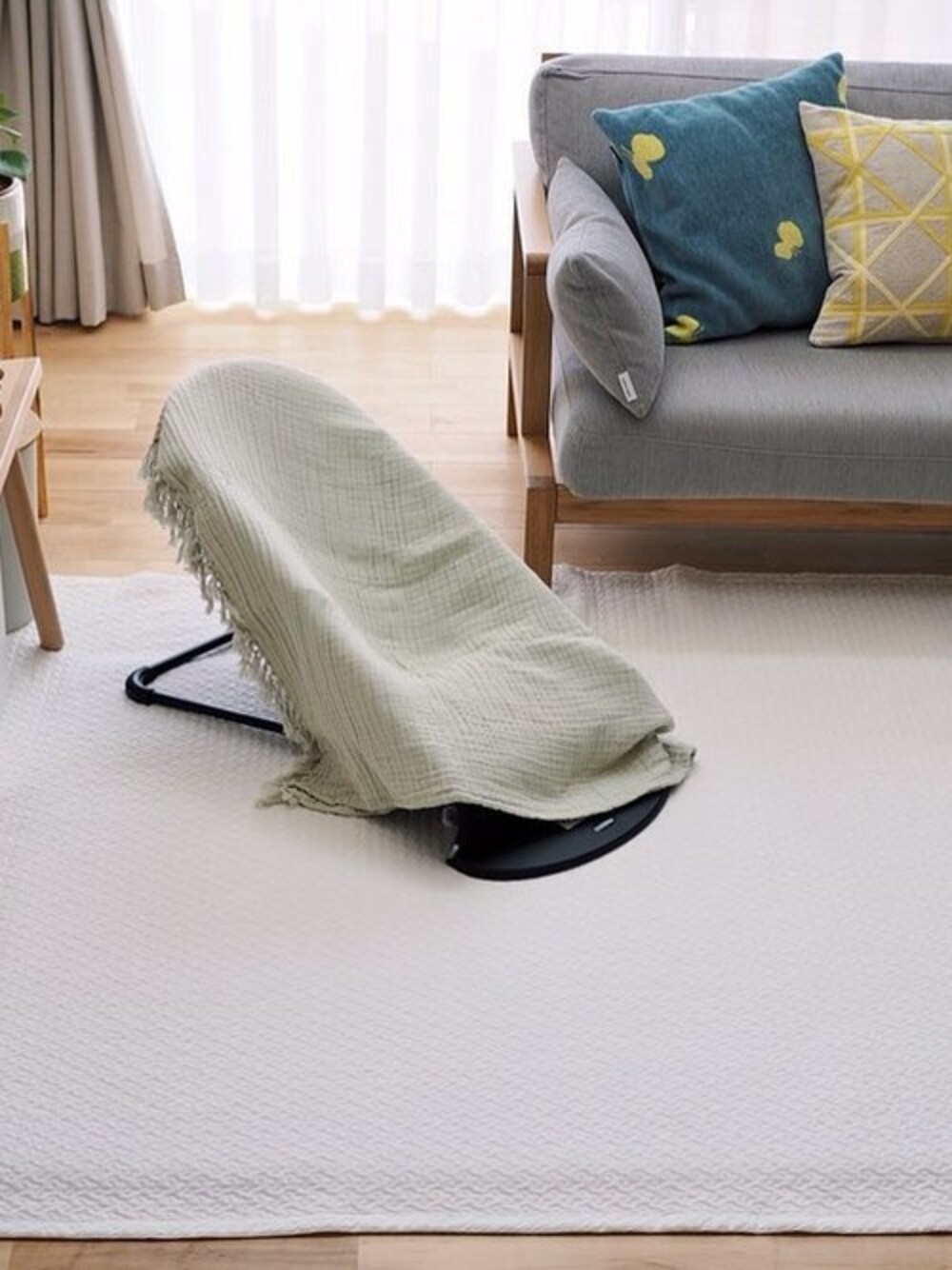 「ベビー、マタニティ、ブランケット、ガーゼ、ベビーコーデ、おくるみ」｜「sarasa designのb2c ガーゼケット 4重 インディアンコットン S・ベビーケット（ベビー寝具/家具、グレー系）」を使った、sarasa design storeさん（レディース・162cm）の夏コーディネートの1枚目の写真