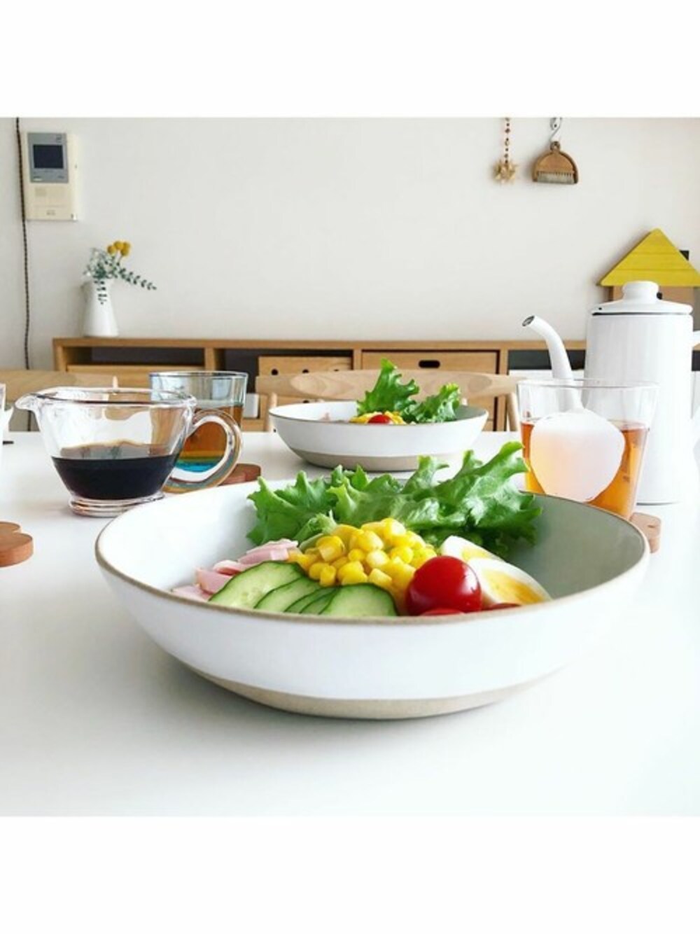 「シンプル、キッチン、テーブルウェア、キッチン雑貨」｜「sarasa designのb2c ブラッククレイ ボウル L（食器、ホワイト系）」を使った、sarasa design storeさん（レディース・162cm）の夏コーディネートの1枚目の写真