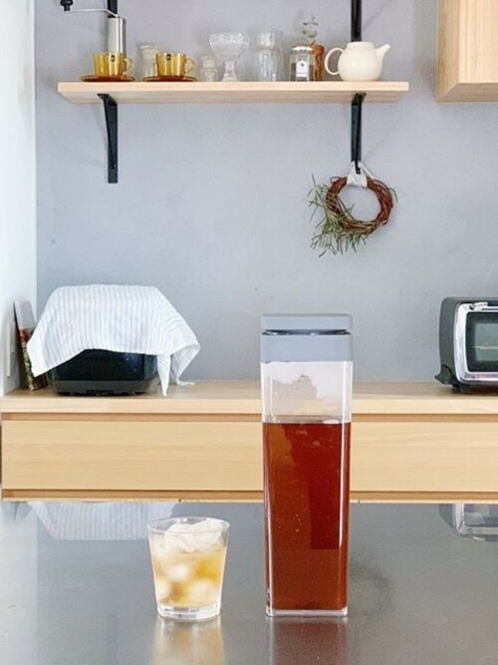 「おうちスタイル、コーヒー大好き、コーヒー、インテリア、キッチン、雑貨、シンプルが好き、シンプルスタイル、キッチン雑貨、おうち時間」｜「sarasa designのb2c ウォータージャグ（キッチンツール、グレー系）」を使った、sarasa design storeさん（レディース・162cm）の夏コーディネートの1枚目の写真