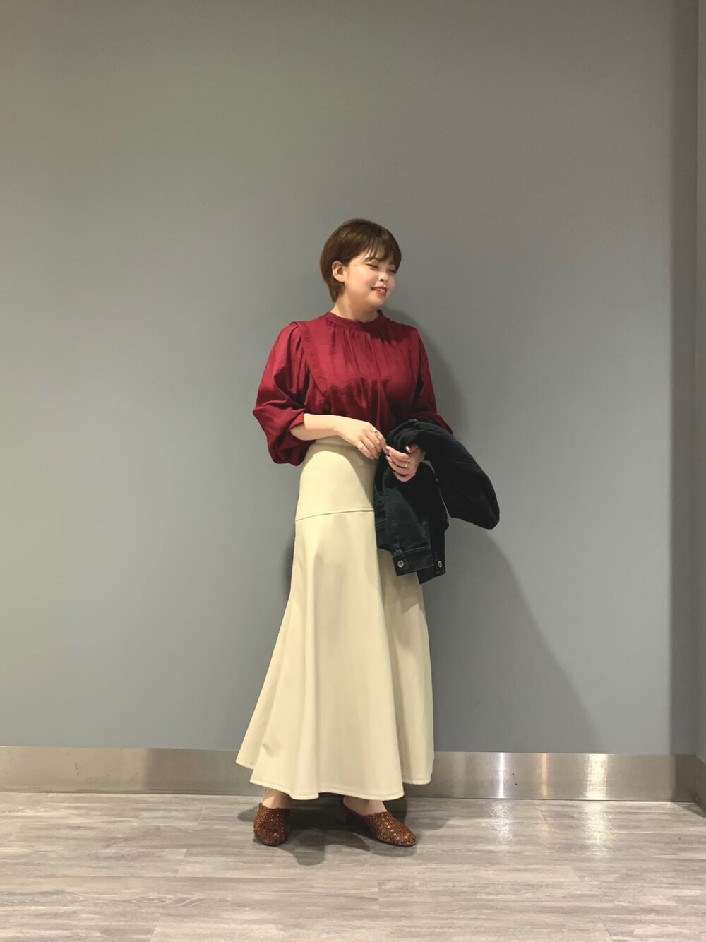 「秋コーデ、アパートバイローリーズ、apartbylowrys、秋服準備はじめました、休日スタイル、大人カジュアル、きれいめカジュアル、大人女子、アウター、ラクチンコーデ」｜「A part byのRyNyソデボリュームブラウス　915752（シャツ/ブラウス、レッド系）」を使った、ナオさん（レディース・152cm）の秋コーディネートの1枚目の写真
