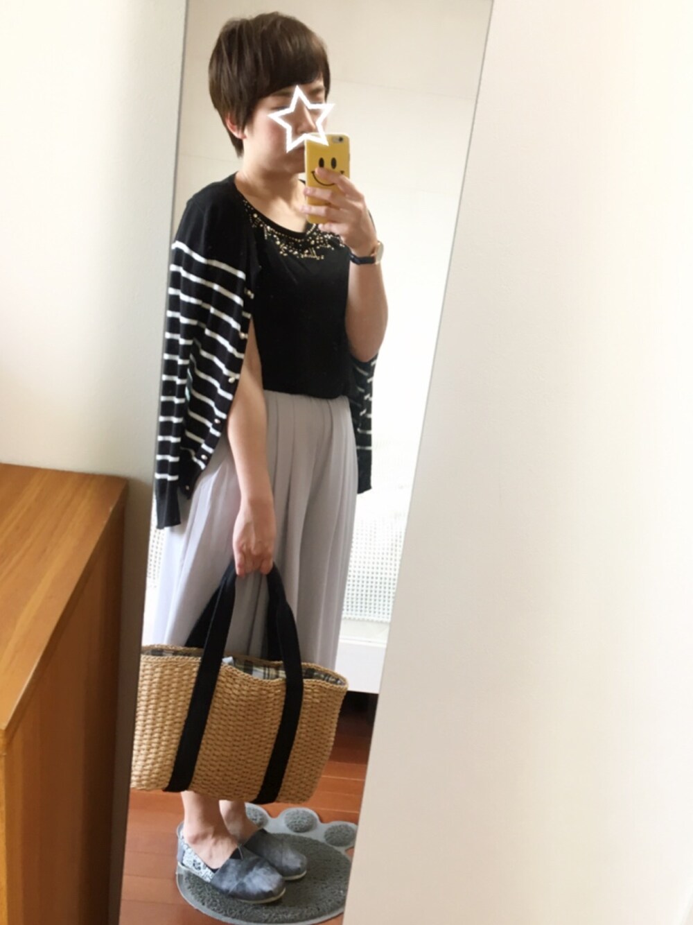 「ちょっときれいめ、ガウチョパンツ、デートスタイル（WOMEN）、エスパドリーユ、ボーダーカーディガン、カーディガン肩かけ」｜「E hyphen world galleryのSS メタルバッグシフォンプルオｰバｰ（Tシャツ/カットソー、ブラック系）」を使った、つなこさん（レディース・157cm）の夏コーディネートの1枚目の写真