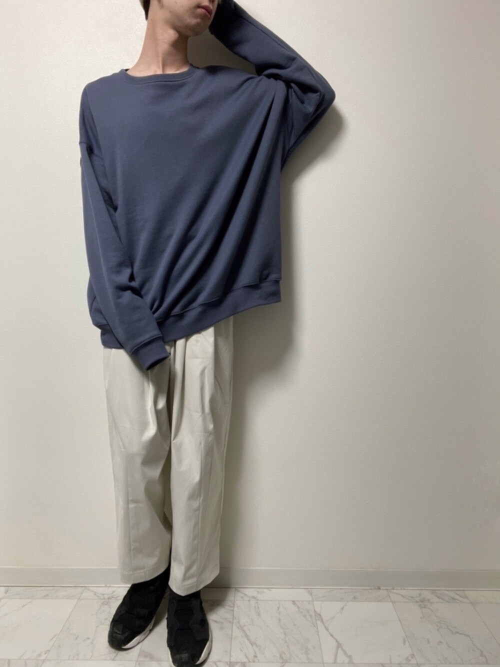 「これが私をアゲる服、ボリュームスニーカー、テーパードスラックス、はるコーデ、キレイめ、白パンツ、くすみブルー、スニーカー、プチプラ、ゆるコーデ」｜「tk.TAKEO KIKUCHIの裏毛BIGトレーナー（スウェット、ブルー系）」を使った、せーやさん（メンズ・171cm）の春コーディネートの1枚目の写真