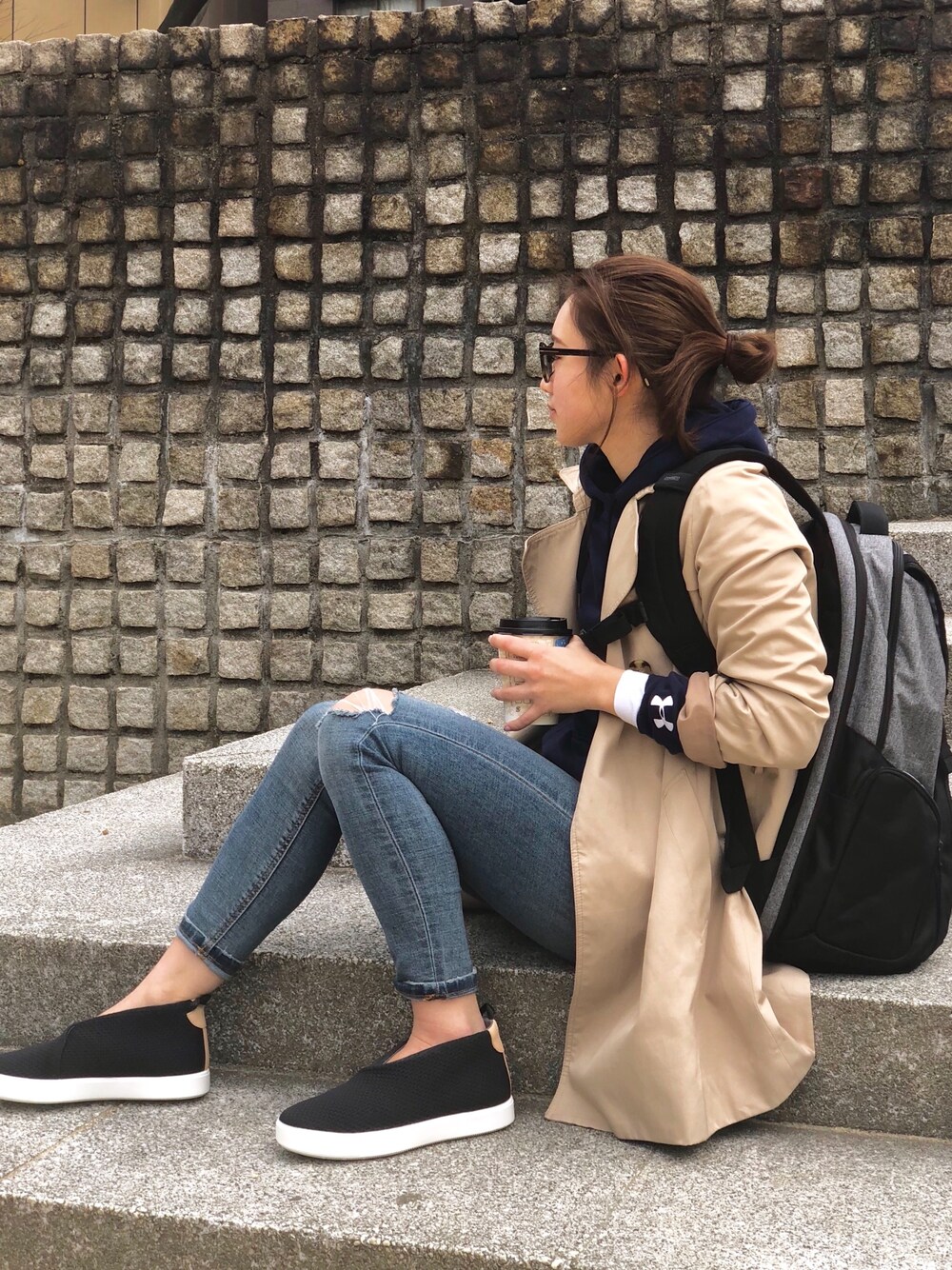 グレー系のバックパック/リュック、ブラック系のスリッポン、ブルー系のデニムパンツを着用したレディースの冬コーディネートの1枚目の写真