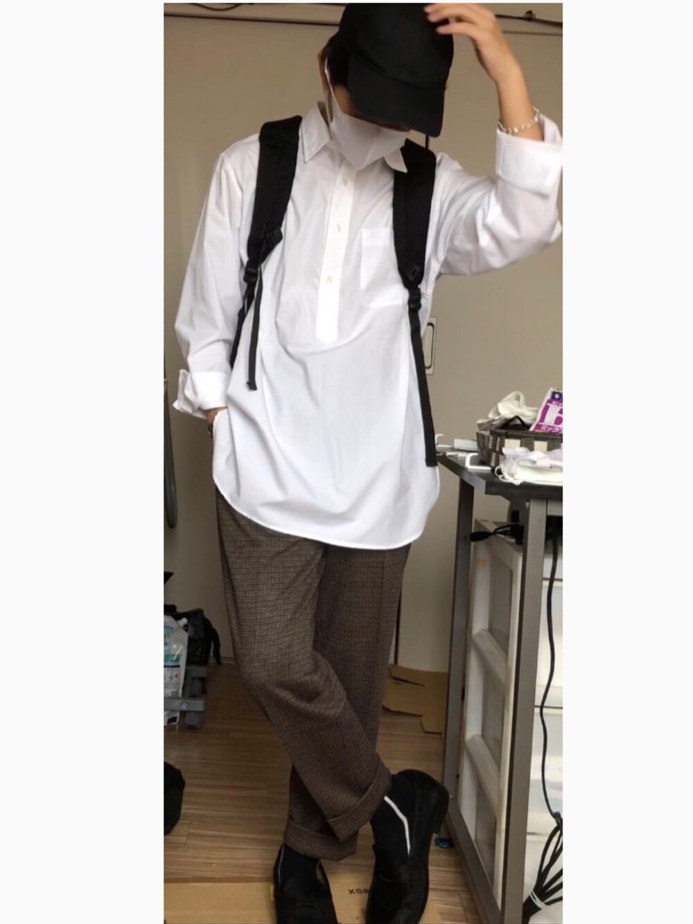 ホワイト系のシャツ/ブラウス、ブラウン系のスラックス、ブラック系のソックス/靴下を着用したメンズの秋コーディネートの1枚目の写真