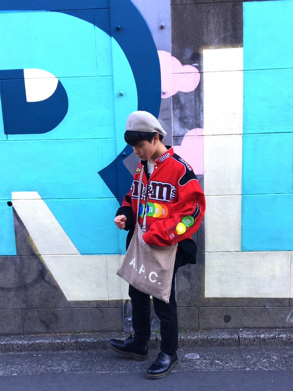 「原宿、m&m's、Yシルエット、赤、ベレー帽、KANGOL、お気に入り」｜「KANGOLのアイテム（ハンチング/ベレー帽、ベージュ系）」を使った、akiさん（メンズ・169cm）の冬コーディネートの1枚目の写真
