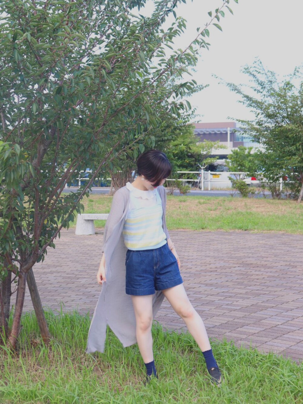 「夏のボーダーフェス、シンプル、低身長コーデ、大人ガーリー、w closet、ビスチェ、ハニーズ、デニムショートパンツ、NIKE、ロングカーディガン」｜「w closetのアイテム（トップス、ブルー系）」を使った、ことさん（レディース・155cm）の夏コーディネートの1枚目の写真