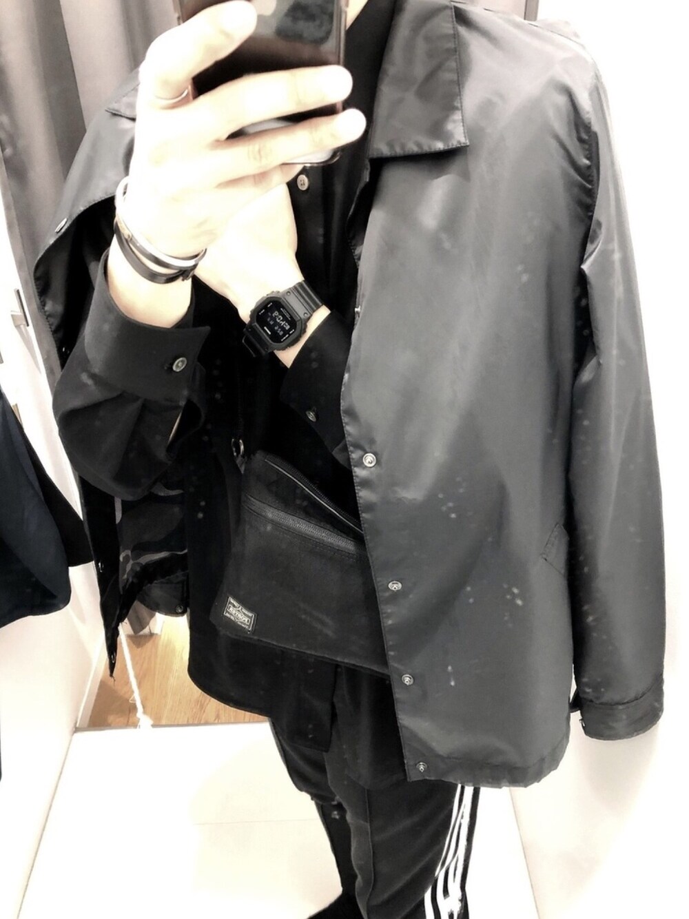 「モノトーン、ブラック、シンプルコーデ、UNIQLO、ワントーンコーデ、おしゃれさんと繋がりたい、adidas、G-SHOCK、アーバンリサーチ、サコッシュ」｜「URBAN RESEARCHのアイテム（ナイロンジャケット、ブラック系）」を使った、HJさん（メンズ・175cm）の秋コーディネートの1枚目の写真