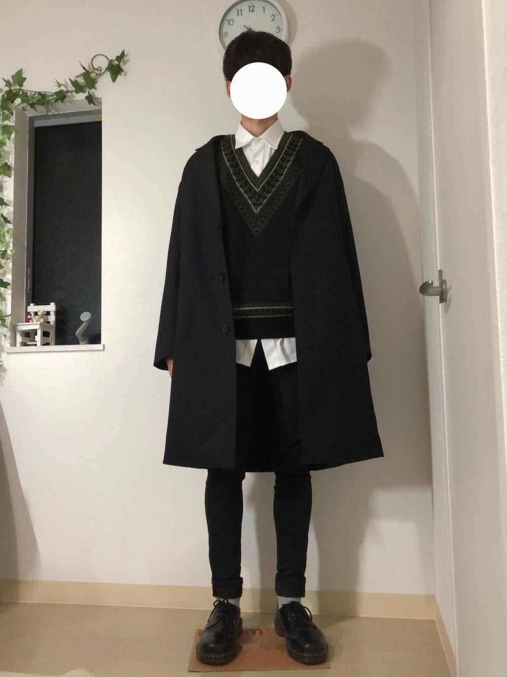 ブラック系のその他アウター、ホワイト系のシャツ/ブラウス、ブラック系のニット/セーターを着用したメンズの冬コーディネートの1枚目の写真