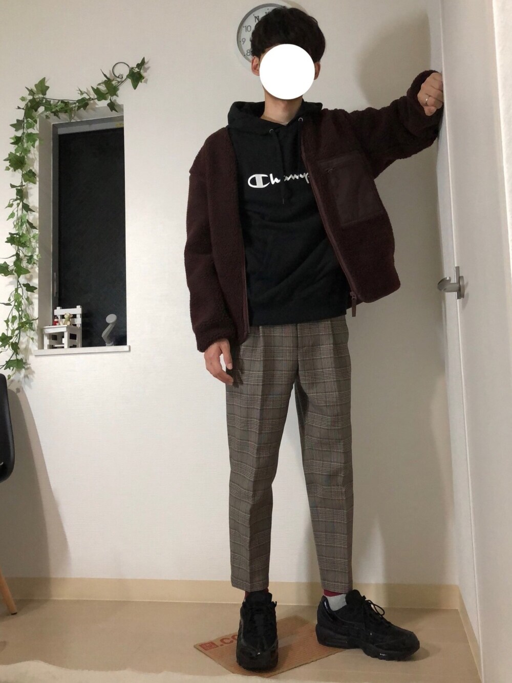 ブラウン系のその他アウター、ブラック系のパーカー、ブラウン系のその他パンツを着用したメンズの冬コーディネートの1枚目の写真