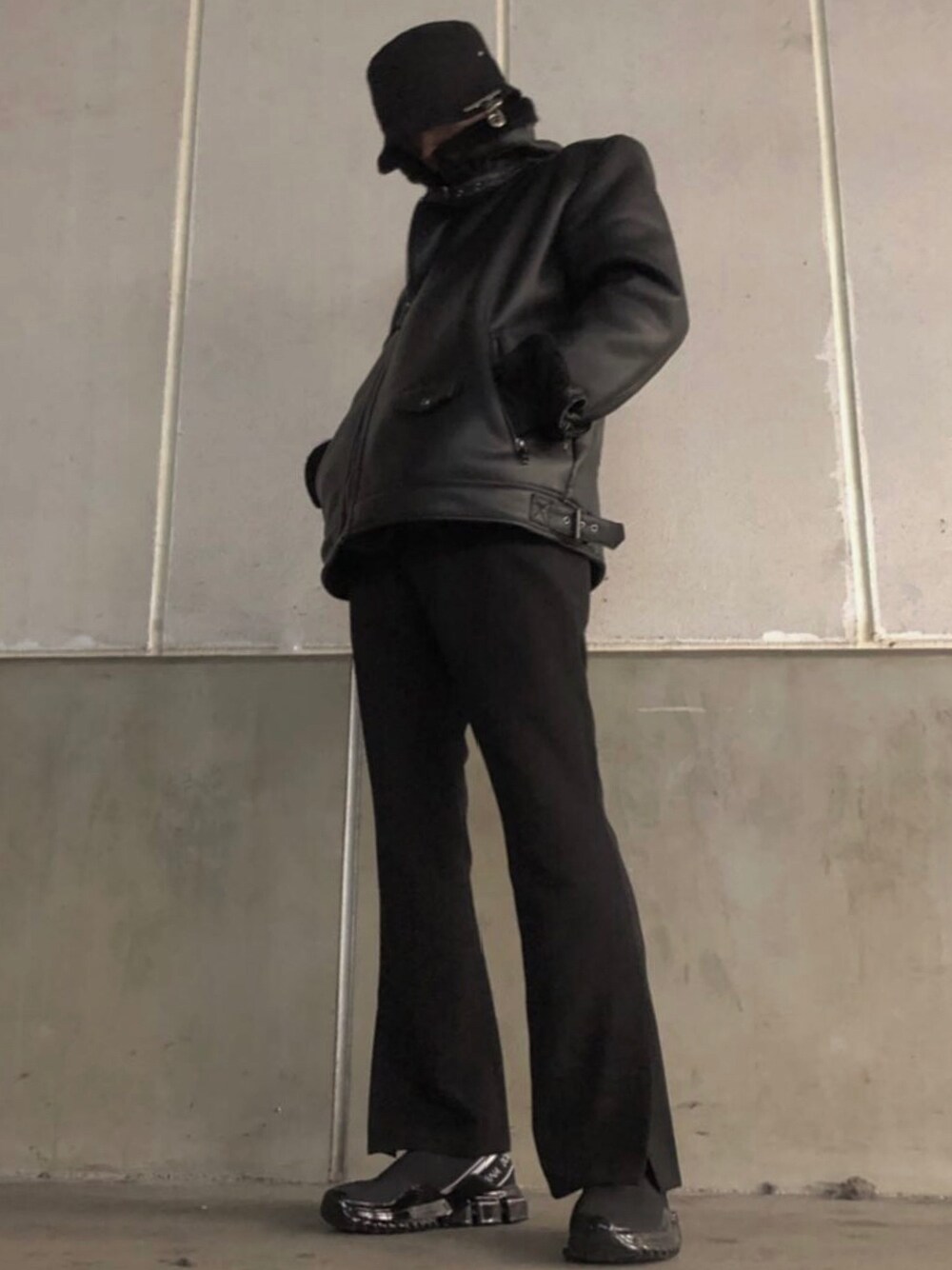 「ZARAのアイテム（ムートンコート、ブラック系）」を使った、yuu_/////さん（メンズ・169cm）の冬コーディネートの1枚目の写真