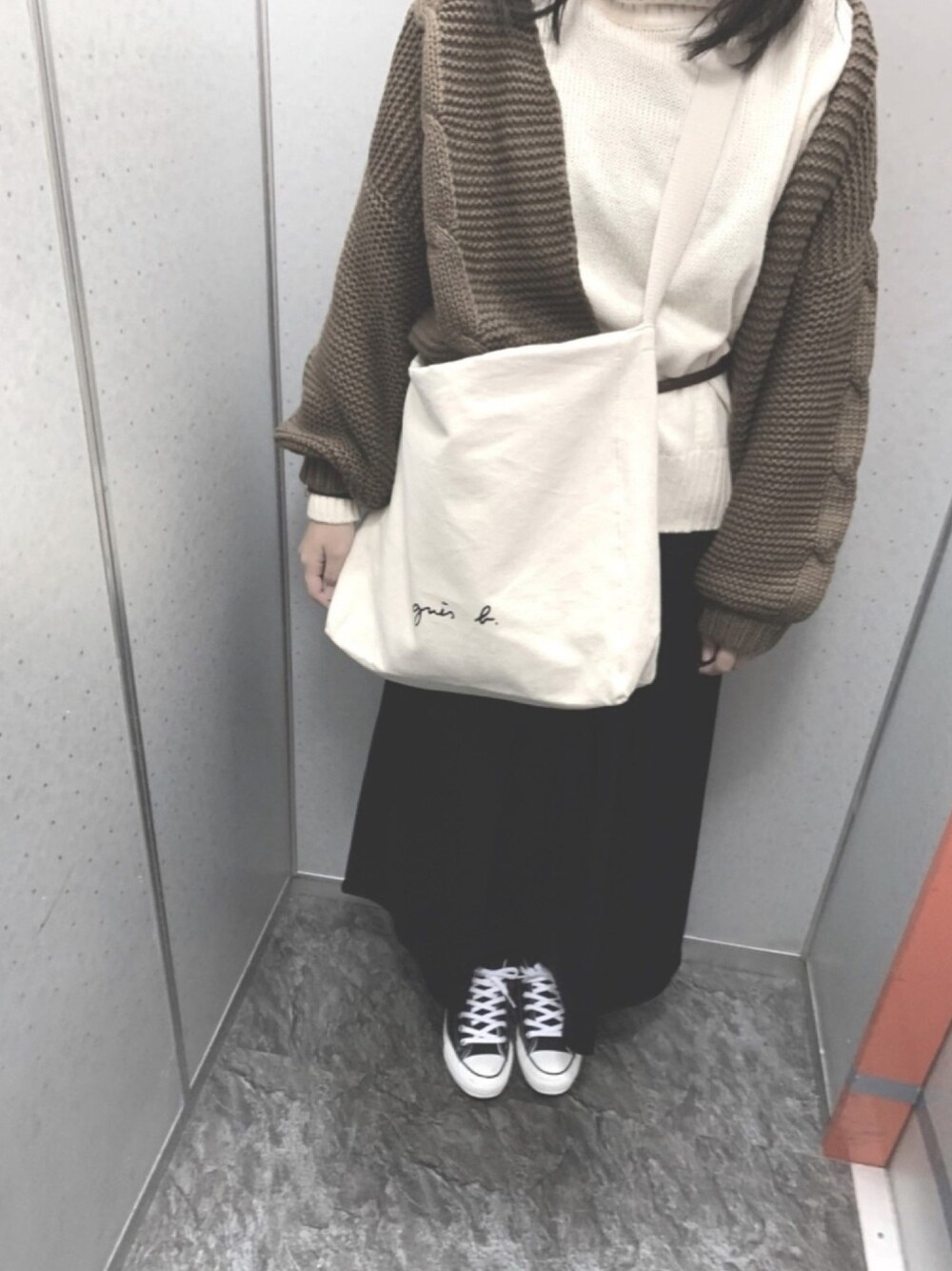 「シンプル、冬コーデ、ゆるコーデ、プチプラ、スニーカー、アニエスベー、コンバース」｜「agnes b.のアイテム（ショルダーバッグ、ベージュ系）」を使った、𓏸𓈒もっぴ𓈒𓏸さん（レディース・160cm）の冬コーディネートの1枚目の写真