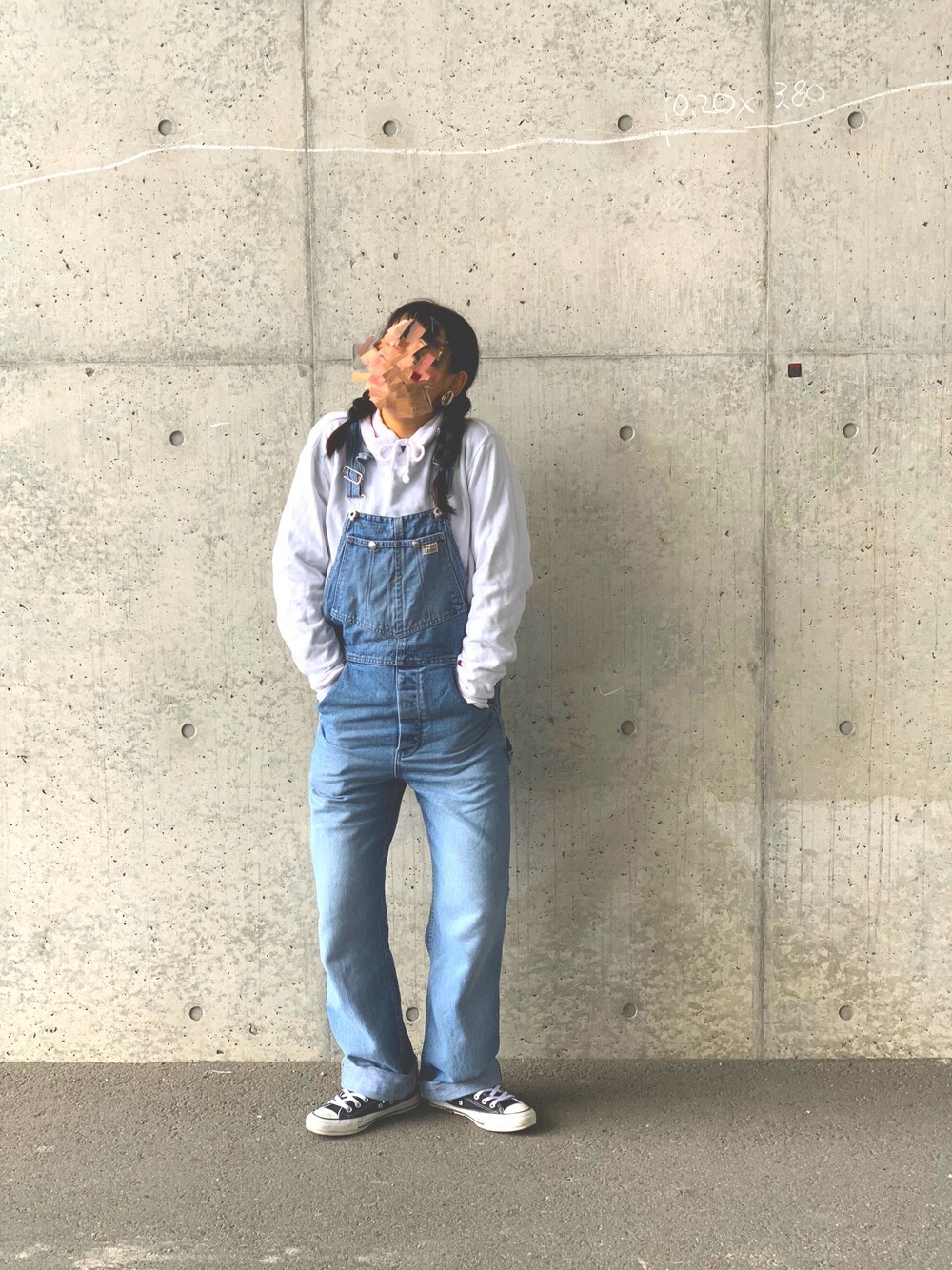 「お洒落さんとつながりたい、今日のコーデ、スニーカーコーデ、オーバーオール」｜「Guessのアイテム（オールインワン・サロペット、その他）」を使った、𓏸𓈒もっぴ𓈒𓏸さん（レディース・160cm）の春コーディネートの1枚目の写真