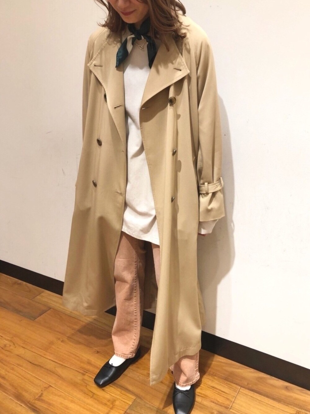 「今日のコーデ、春コーデ、カジュアル、大人カジュアル、キレイめ、シンプル、ラフ、デニム、トレンチコート、いいね、save、フォローお願いします🤑」｜「URBAN RESEARCHのノーカラーロングトレンチコート（トレンチコート、ベージュ系）」を使った、サ トさん（レディース・166cm）の冬コーディネートの1枚目の写真