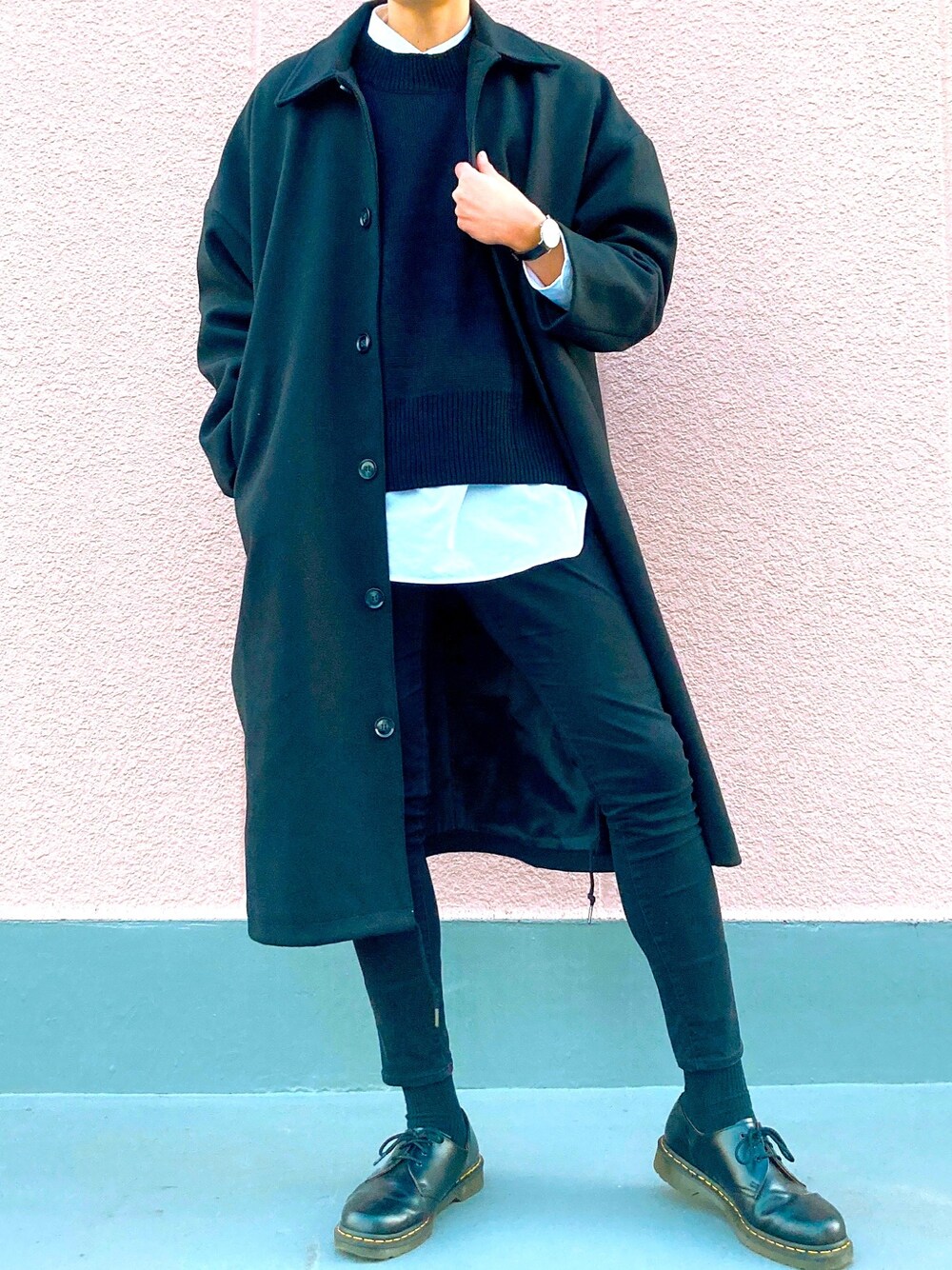 ブラック系のステンカラーコート、ホワイト系のシャツ/ブラウス、ブラック系のニット/セーターを着用したメンズの冬コーディネートの1枚目の写真