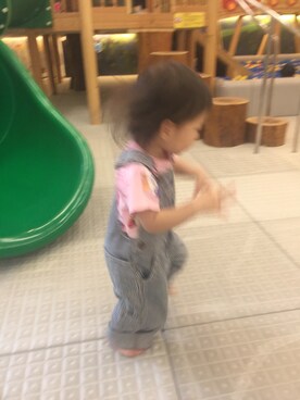 「OSHKOSH（オシュコシュ）のアイテム（デニムパンツ）」を使った、Liaolele-Ariel さん（キッズ・90cm）の春コーディネート