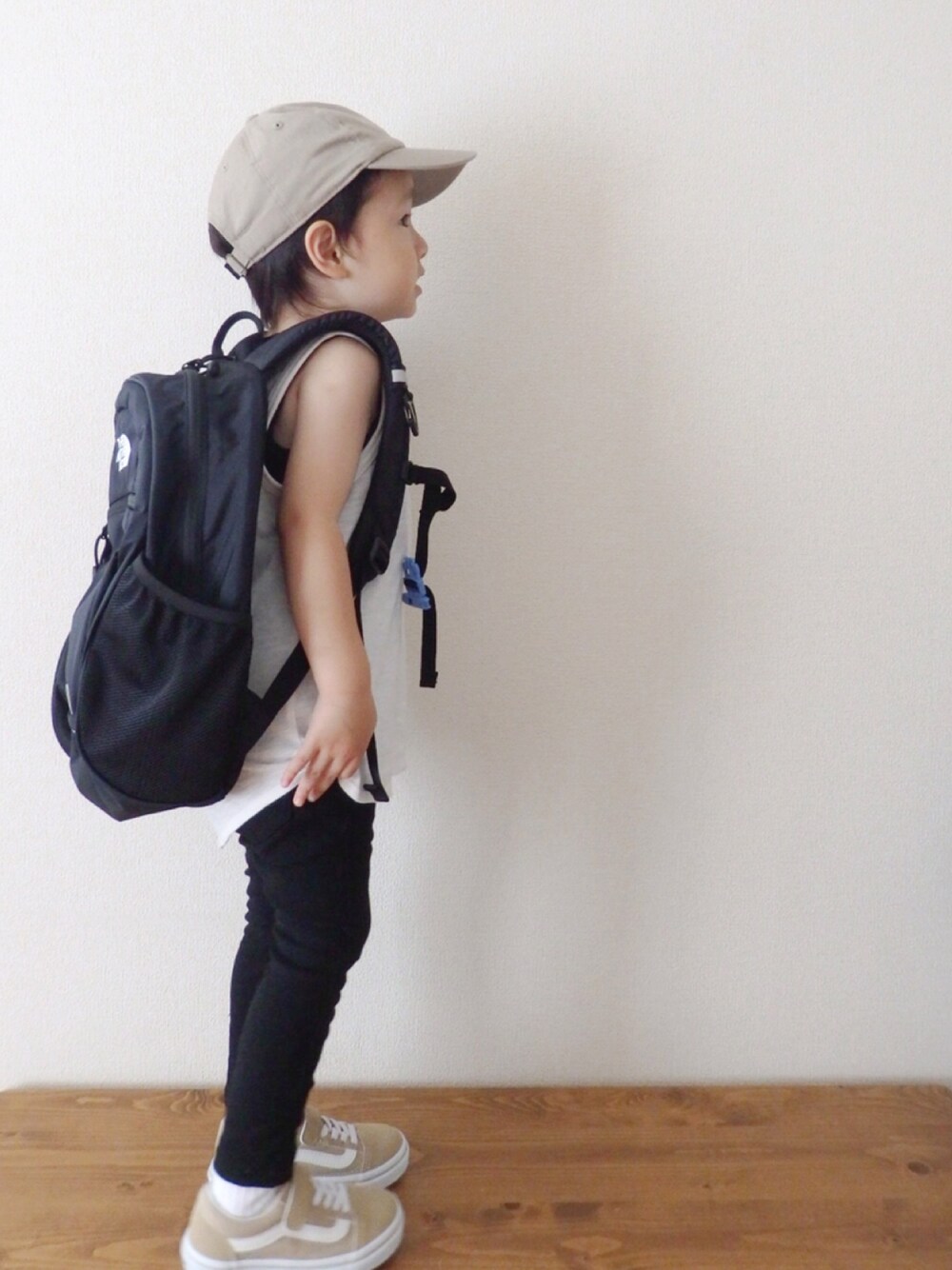 ブラック系のタンクトップ、ホワイト系のタンクトップ、ブラック系のその他パンツを着用したキッズの夏コーディネートの1枚目の写真