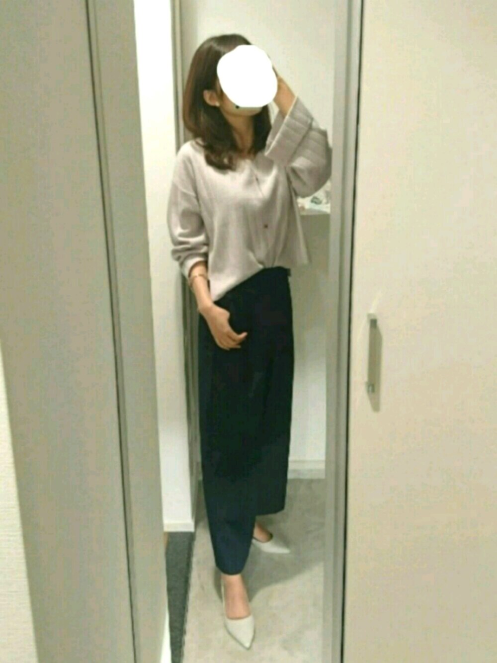 ピンク系のニット/セーター、ベージュ系のパンプス、ブルー系のその他パンツを着用したレディースの春コーディネートの1枚目の写真