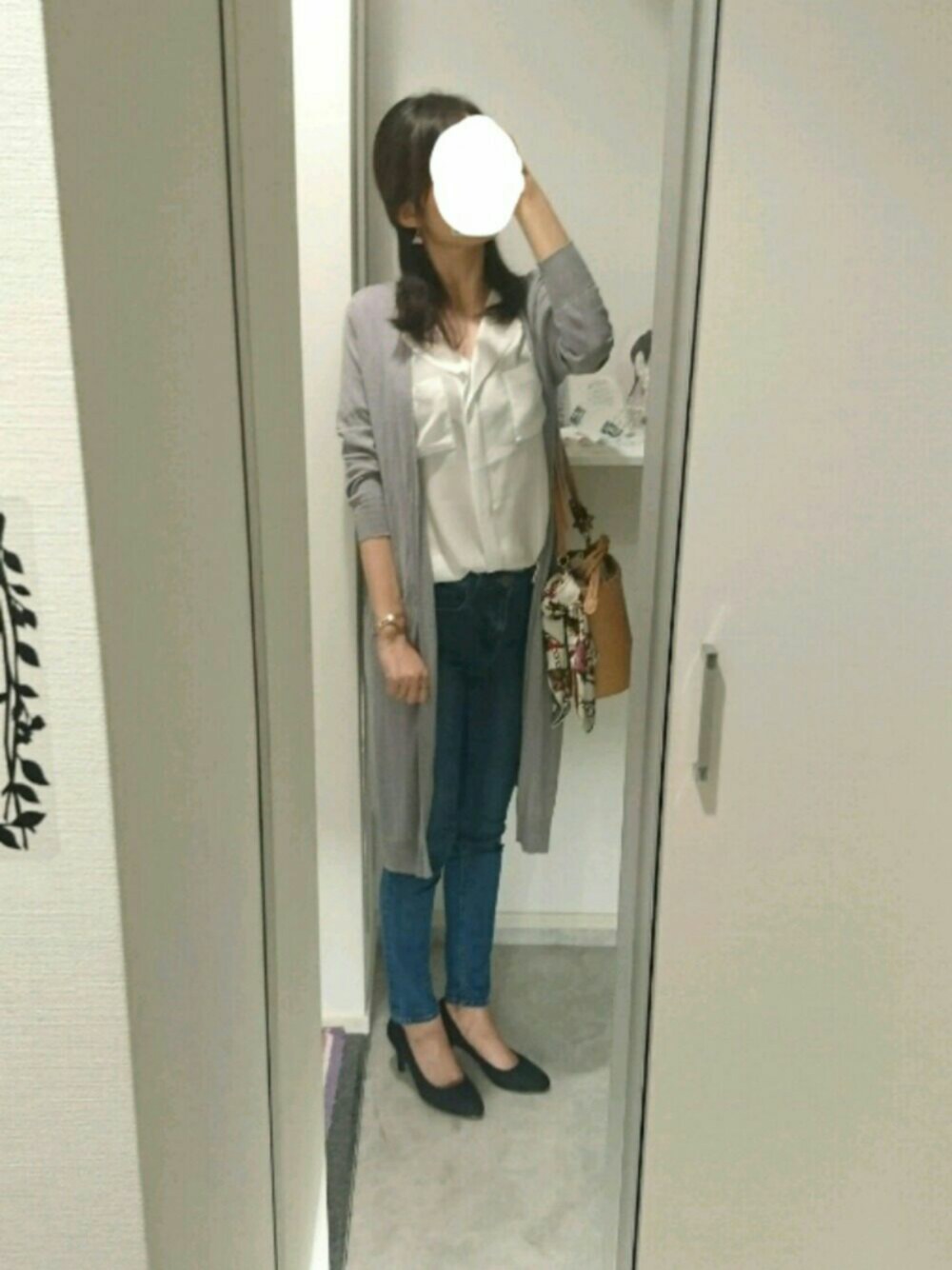 グレー系のカーディガン/ボレロ、ブラック系のパンプス、ホワイト系のシャツ/ブラウスを着用したレディースの春コーディネートの1枚目の写真