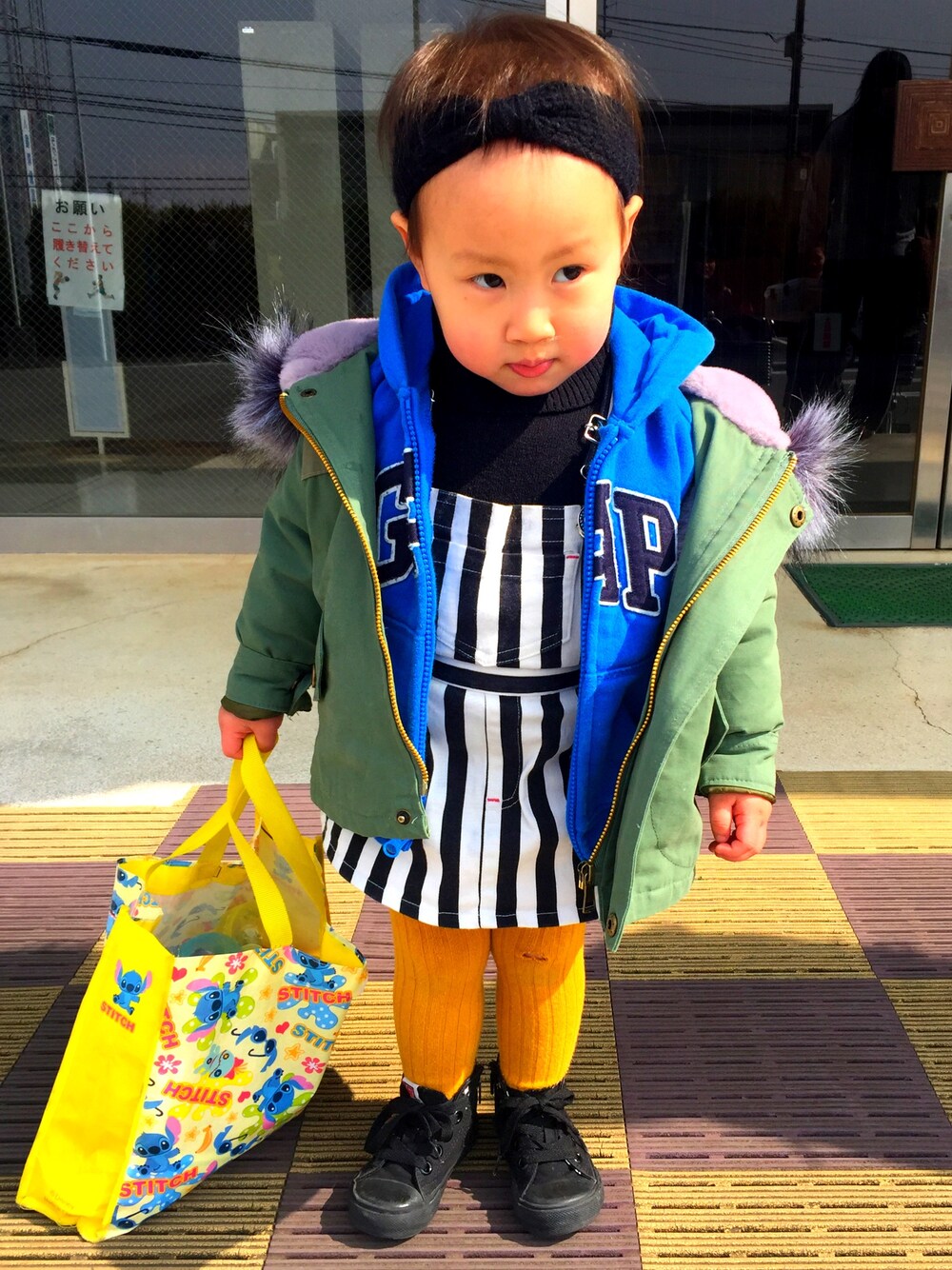 「韓国子供服、メルカリ、ハンドメイド、GAP、VANS、西松屋、モッズコート」｜「メルカリ ハンドメイドのアイテム（ヘアバンド、ブラック系）」を使った、egomamaさん（キッズ・90cm）の春コーディネートの1枚目の写真
