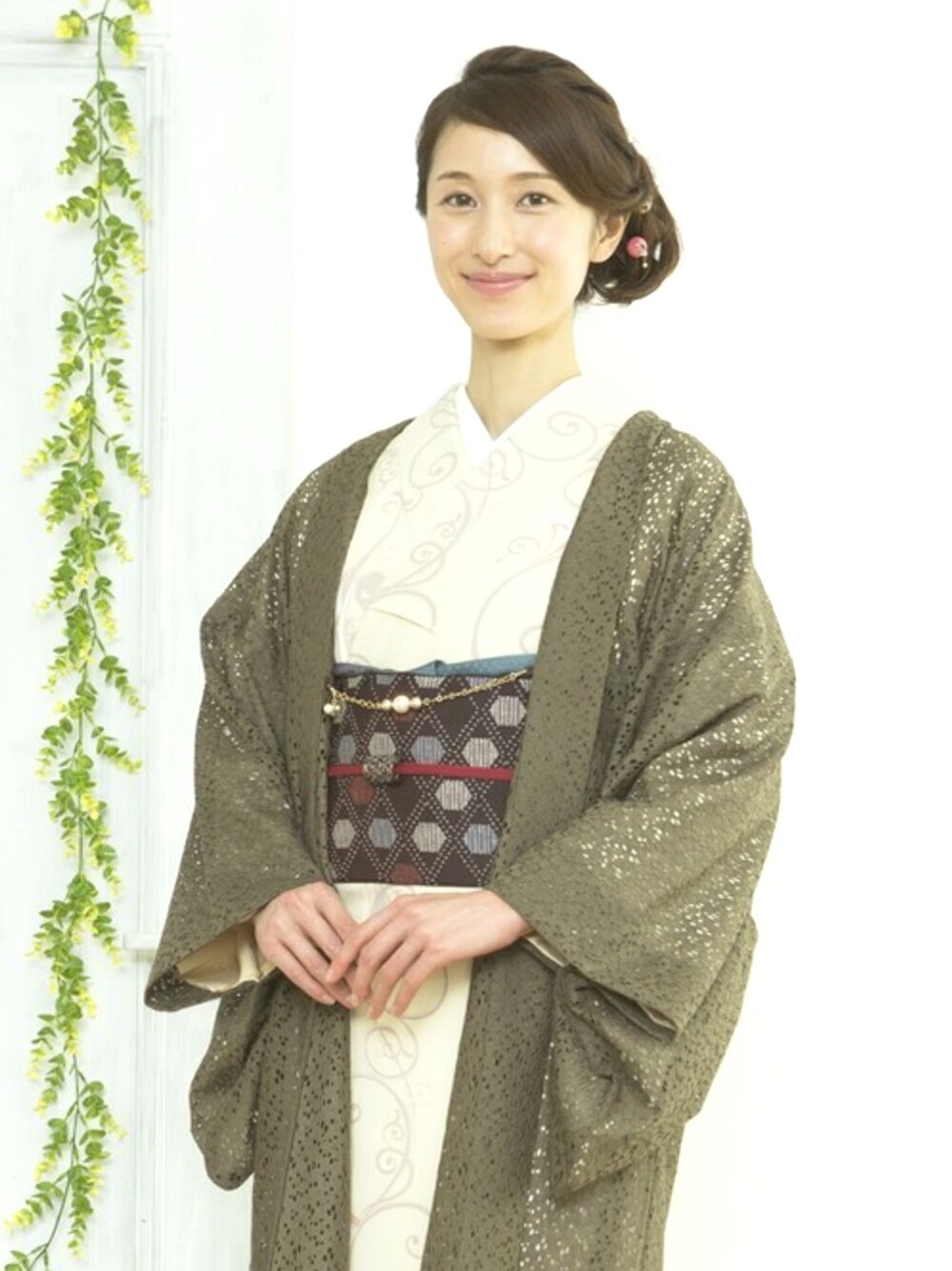 「着物、ブラウン、春コーデ、羽織り、小紋柄、クリーム色、オトナ女子、着物女子、レース着物 、きもの遊び.net」｜「きもの遊び.netのレース羽織（和装小物、ブラウン系）」を使った、きもの遊び.netさん（レディース・167cm）の冬コーディネートの1枚目の写真