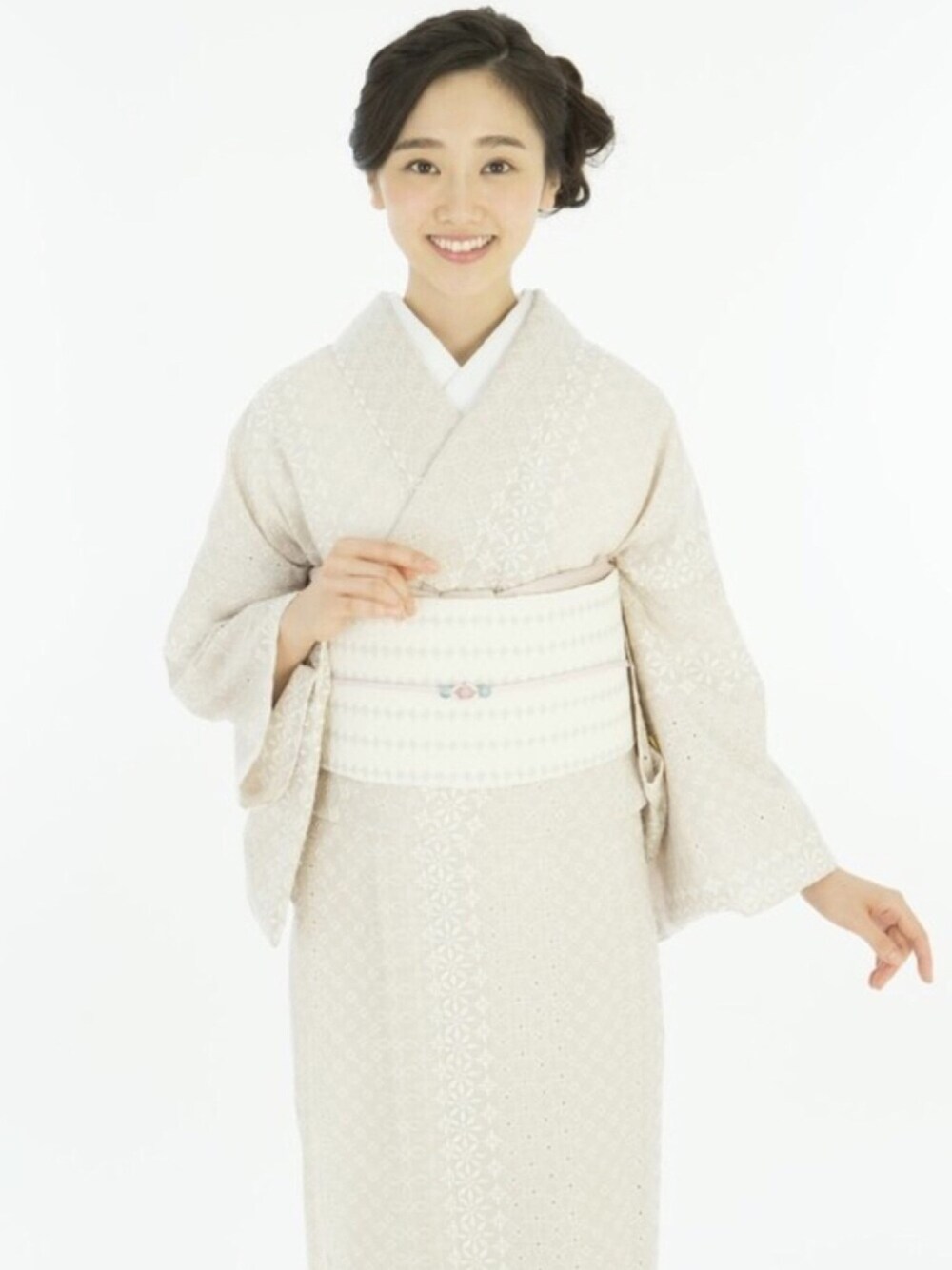 「ピンク、ベージュ、刺繍、レース、着物、上品、春コーデ、オトナ女子、着物コーデ、きもの遊び.net」｜「きもの遊び.netのレースきもの（浴衣、ベージュ系）」を使った、きもの遊び.netさん（レディース・168cm）の春コーディネートの1枚目の写真