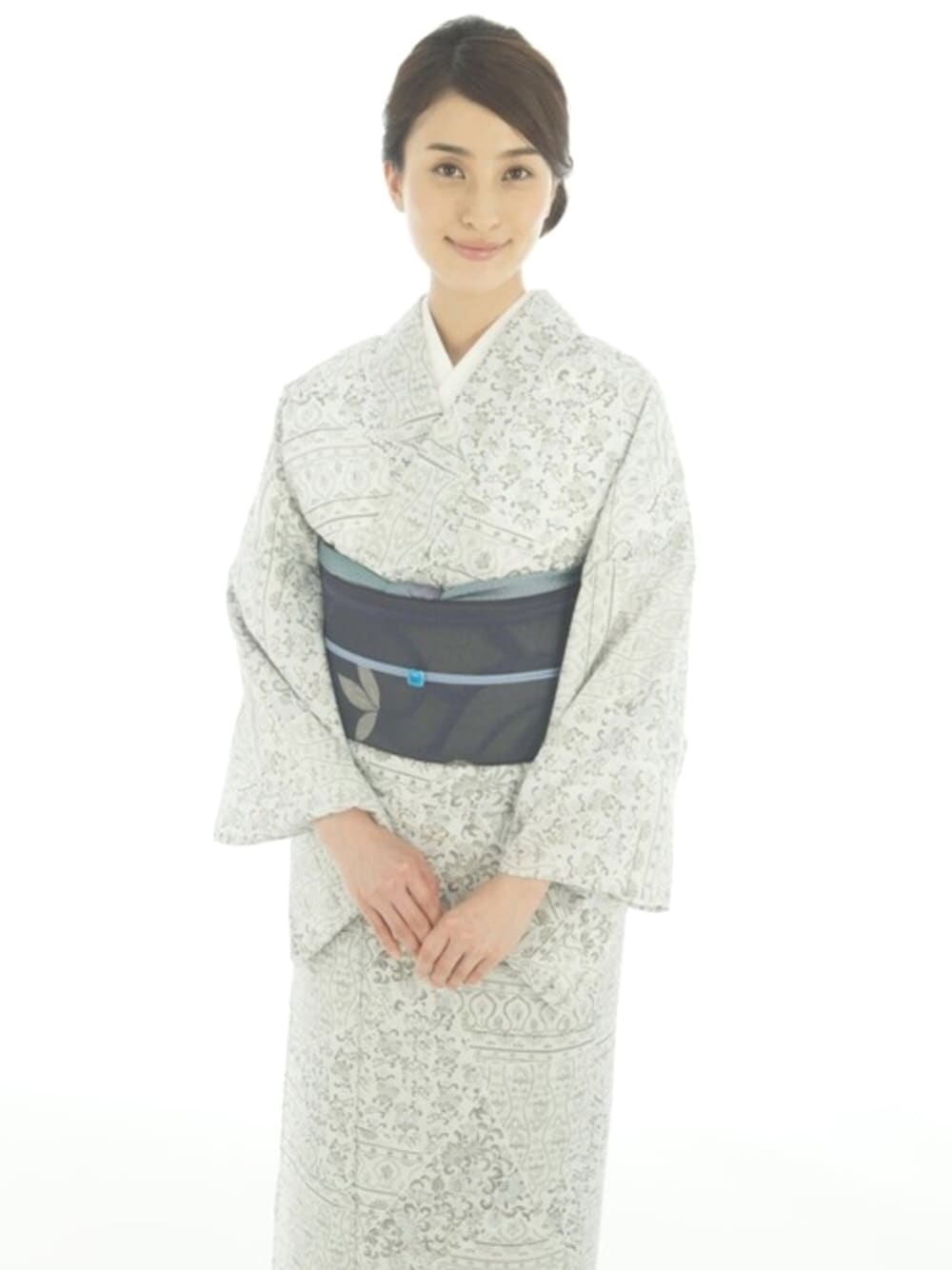 「ホワイト、グレー、ネイビー、着物、上品、夏コーデ、夏着物、オトナ女子、着物女子、きもの遊び.net」｜「きもの遊び.netの夏きもの プレタ　紗（浴衣、グレー系）」を使った、きもの遊び.netさん（レディース・165cm）の春コーディネートの1枚目の写真