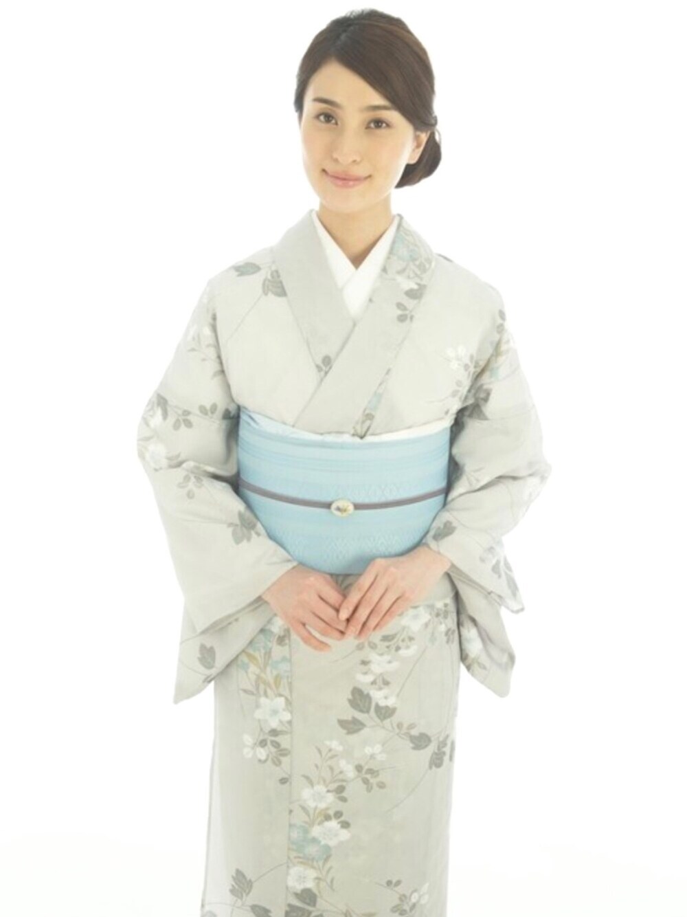 「グレー、ブルー、白、着物、上品、寒色系、シック、着物コーデ、草花柄、きもの遊び.net」｜「きもの遊び.netの夏きものプレタ　絽（浴衣、グレー系）」を使った、きもの遊び.netさん（レディース・165cm）の夏コーディネートの1枚目の写真