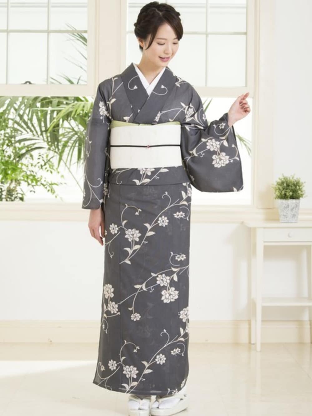 「グレー、花柄、白、着物、上品、シック、墨黒、夏着物、着物コーデ、きもの遊び.net」｜「きもの遊び.netの夏きもの　絽（浴衣、グレー系）」を使った、きもの遊び.netさん（レディース・162cm）の夏コーディネートの1枚目の写真