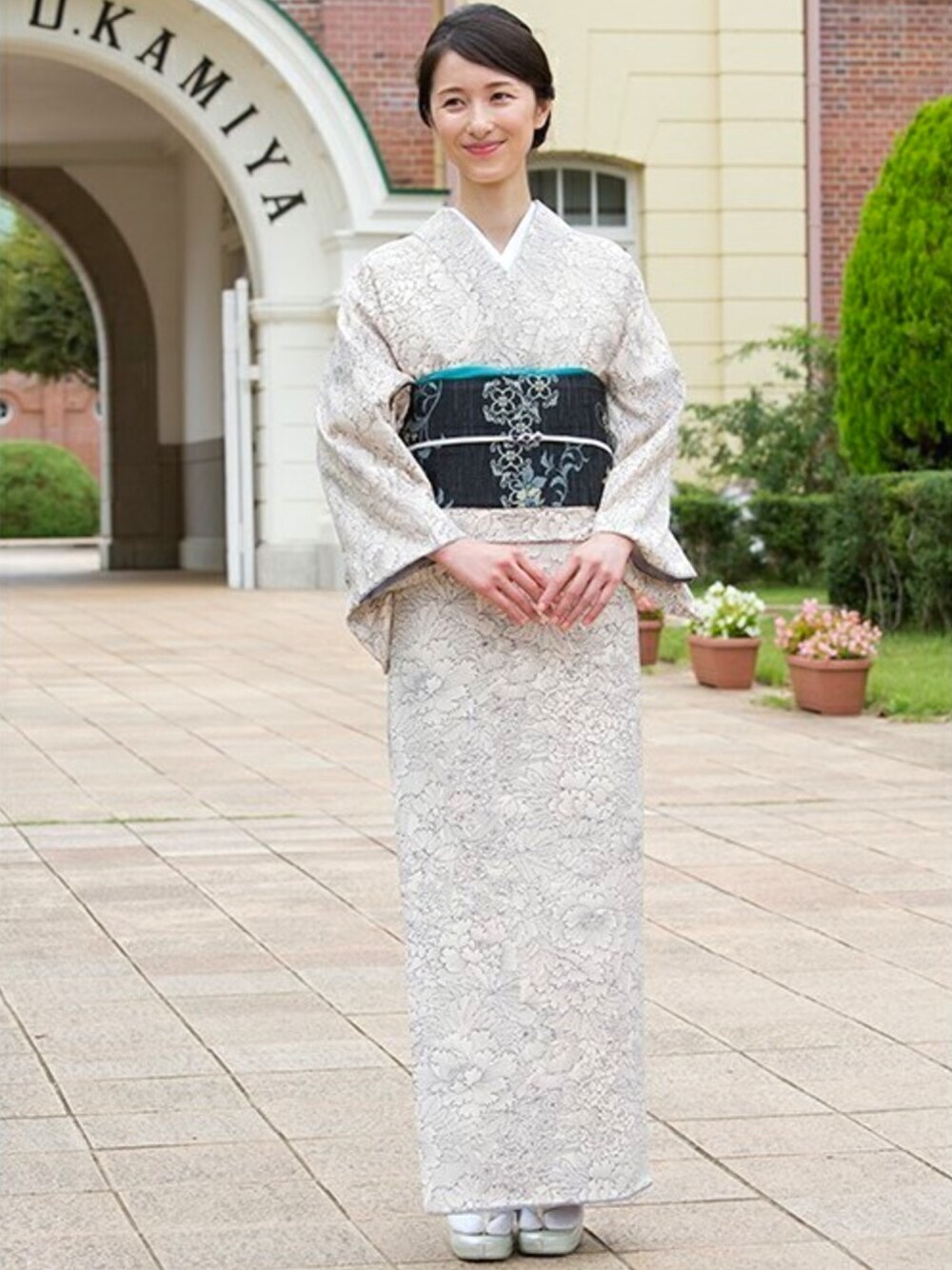 「花柄、着物、モダン、上品、生成り、きもの、小紋、着物女子、着物コーデ、きもの遊び.net」｜「きもの遊び.netのプレタきもの（浴衣、ベージュ系）」を使った、きもの遊び.netさん（レディース・167cm）の秋コーディネートの1枚目の写真