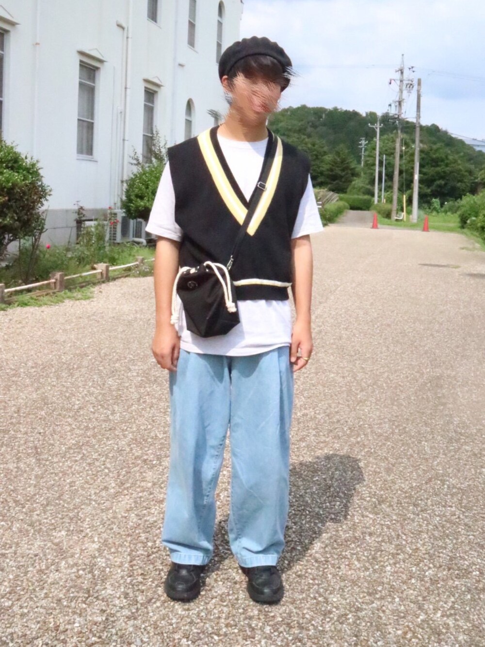 「夏、ベスト、デニム、NIKE、neonsign、airmonarch、UNIQLO、ベレー帽、THEモンゴリアンチョップス、ショート丈トップス」｜「NEONSIGNのNEON SIGN WIDE DENIM SLACKS "USED"（デニムパンツ、ブルー系）」を使った、Rockyさん（メンズ・178cm）の夏コーディネートの1枚目の写真