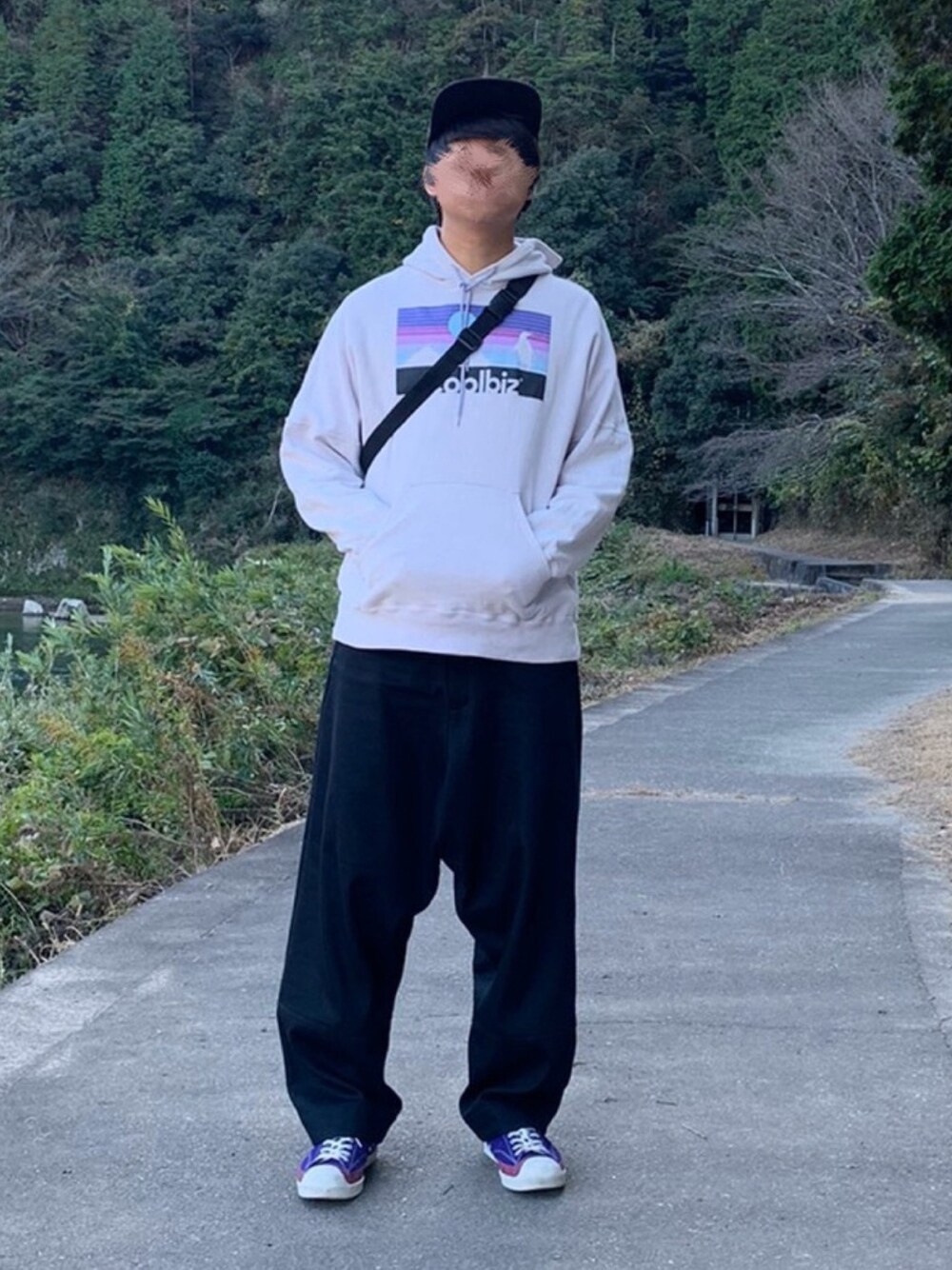 「VANS、DAIRIKU、o project、toastfootandeyegear、パーカー、ワイドパンツ、スニーカー、キャップ、おしゃれさんと繋がりたい、やっぱりストリートが好き」｜「DAIRIKUのアイテム（パーカー、パープル系）」を使った、Rockyさん（メンズ・177cm）の秋コーディネートの1枚目の写真