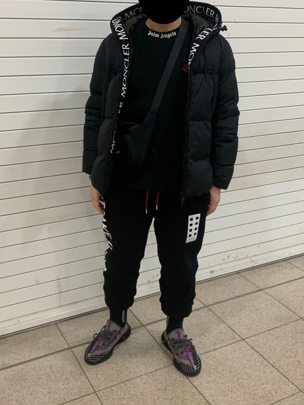 「PALM ANGELS、新年一発目、おしゃれさんと繋がりたい、MONCLER、MONCLER×PALM ANGELS、MONCLER GENIUS、ブラックコーデ、黒、BALENCIAGA、yeezy」｜「MONCLERのmoncler genius palm angels（その他パンツ、ブラック系）」を使った、kazukiさん（メンズ・182cm）の冬コーディネートの1枚目の写真