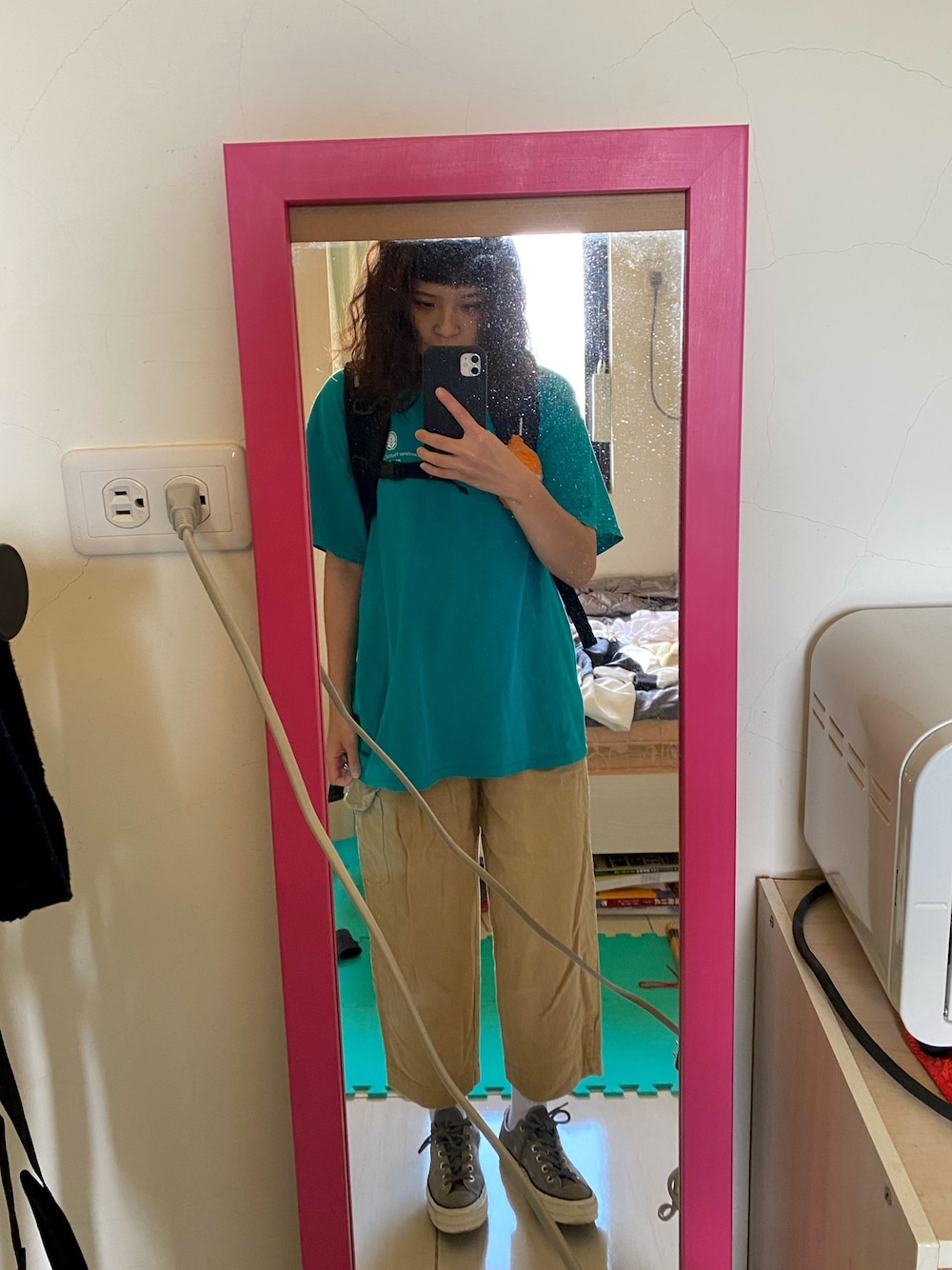 「ootd、夏、街頭穿搭、球鞋、休閒、復古、日系極簡、oversize、converse、古着MIX」｜「CONVERSEのアイテム（スニーカー、グレー系）」を使った、許明さん（レディース・158cm）の夏コーディネートの1枚目の写真