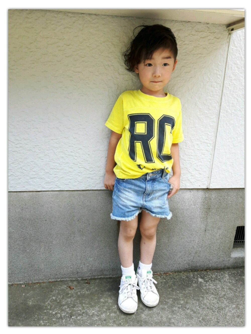 イエロー系のTシャツ/カットソー、ブルー系のデニムパンツ、ホワイト系のスニーカーを着用したキッズの夏コーディネートの1枚目の写真