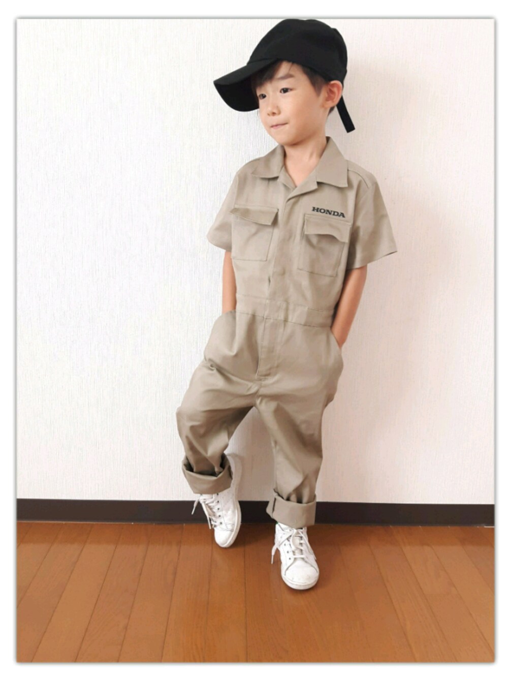 「キッズコーデ、シンプル、スタンスミス、つなぎ、キャップ、GU、5歳、おとこのこ、スニーカー、kids」｜「adidasのオリジナルス スタンスミス[STAN SMITH EL C]（スニーカー、ホワイト系）」を使った、kanta&mamaさん（キッズ・100cm）の夏コーディネートの1枚目の写真