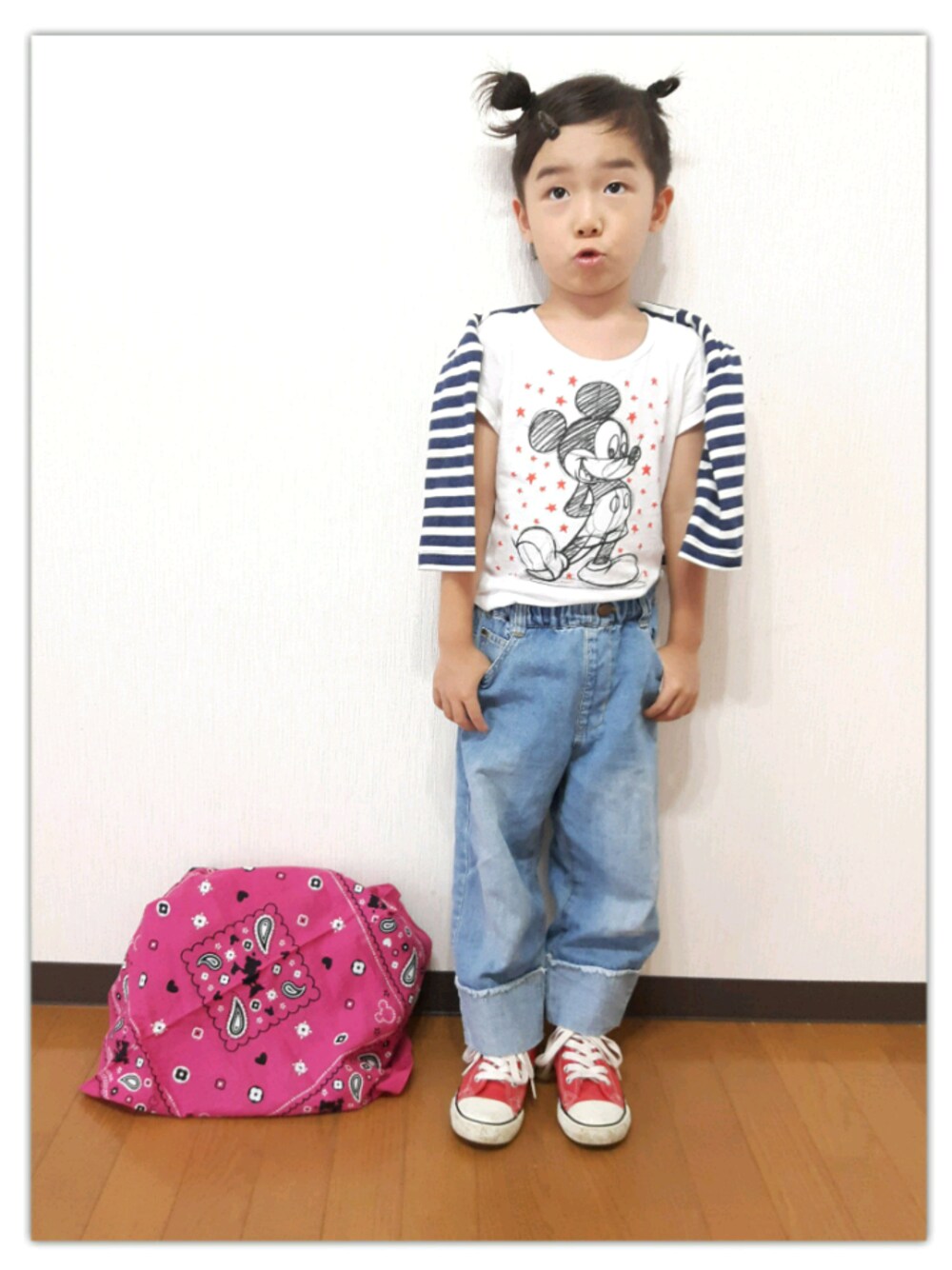 ホワイト系のTシャツ/カットソー、ブルー系のデニムパンツ、レッド系のスニーカーを着用したキッズの夏コーディネートの1枚目の写真