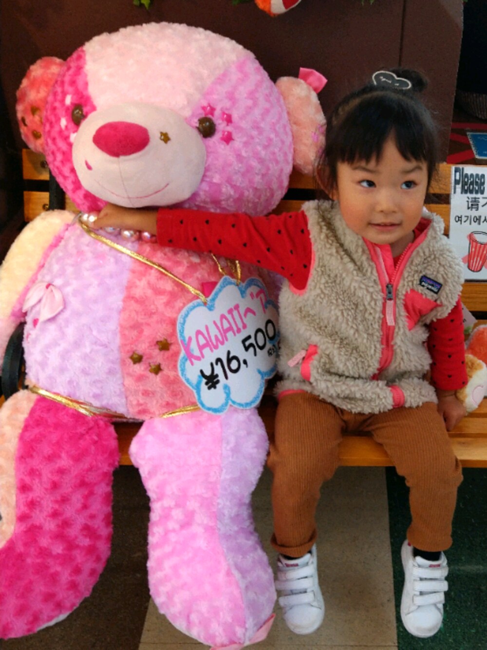 「キッズファッション、秋のコーデ、休日スタイル、秋服、女の子コーデ、kids、カジュアル、ブラウンコーデ、カーディガン、秋服準備はじめました」｜「patagoniaのパタゴニア / ベビー・レトロX・ベスト（ダウンベスト、ベージュ系）」を使った、caeさん（キッズ・90cm）の秋コーディネートの1枚目の写真