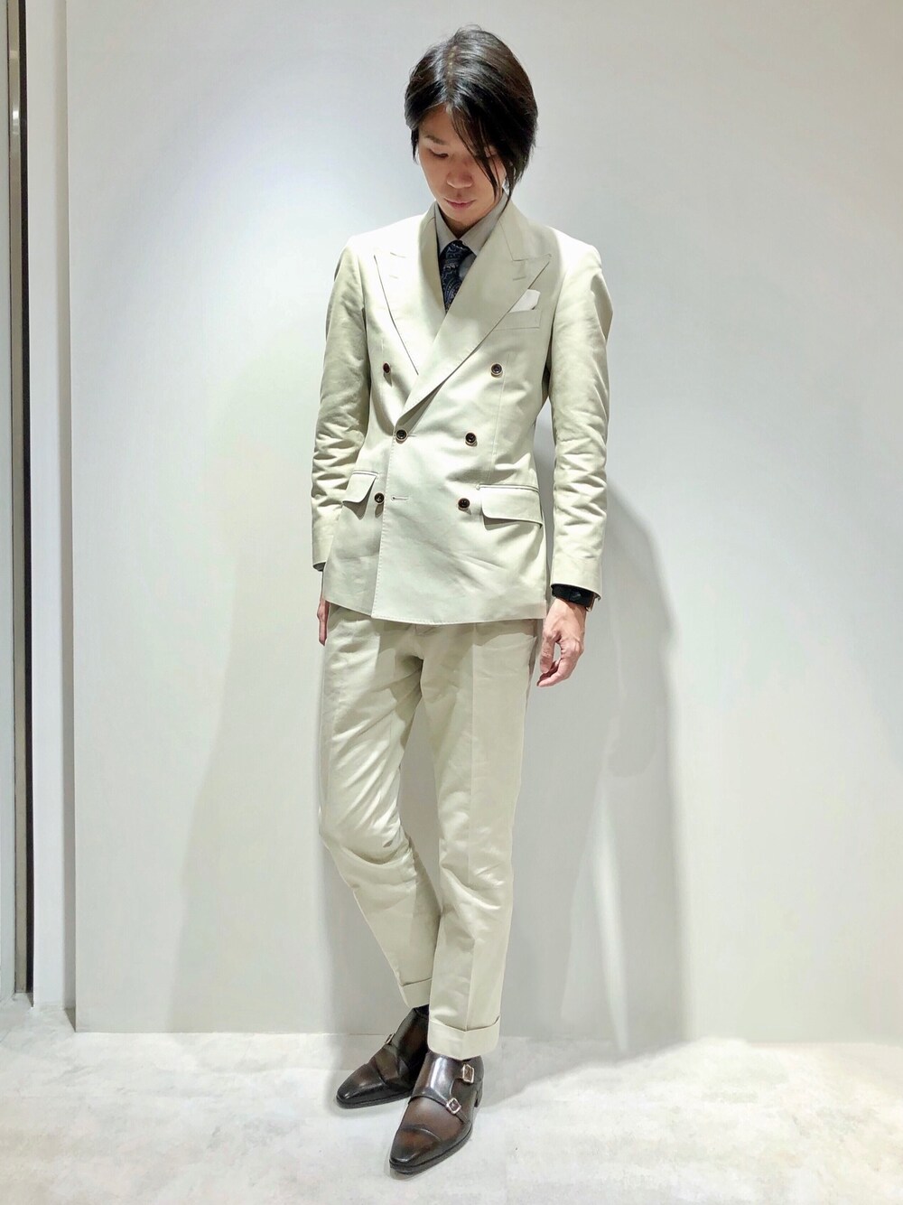 ベージュ系のフォーマルスーツ/小物、レッド系のテーラードジャケット、ブラウン系のドレスシューズを着用したメンズの春コーディネートの1枚目の写真