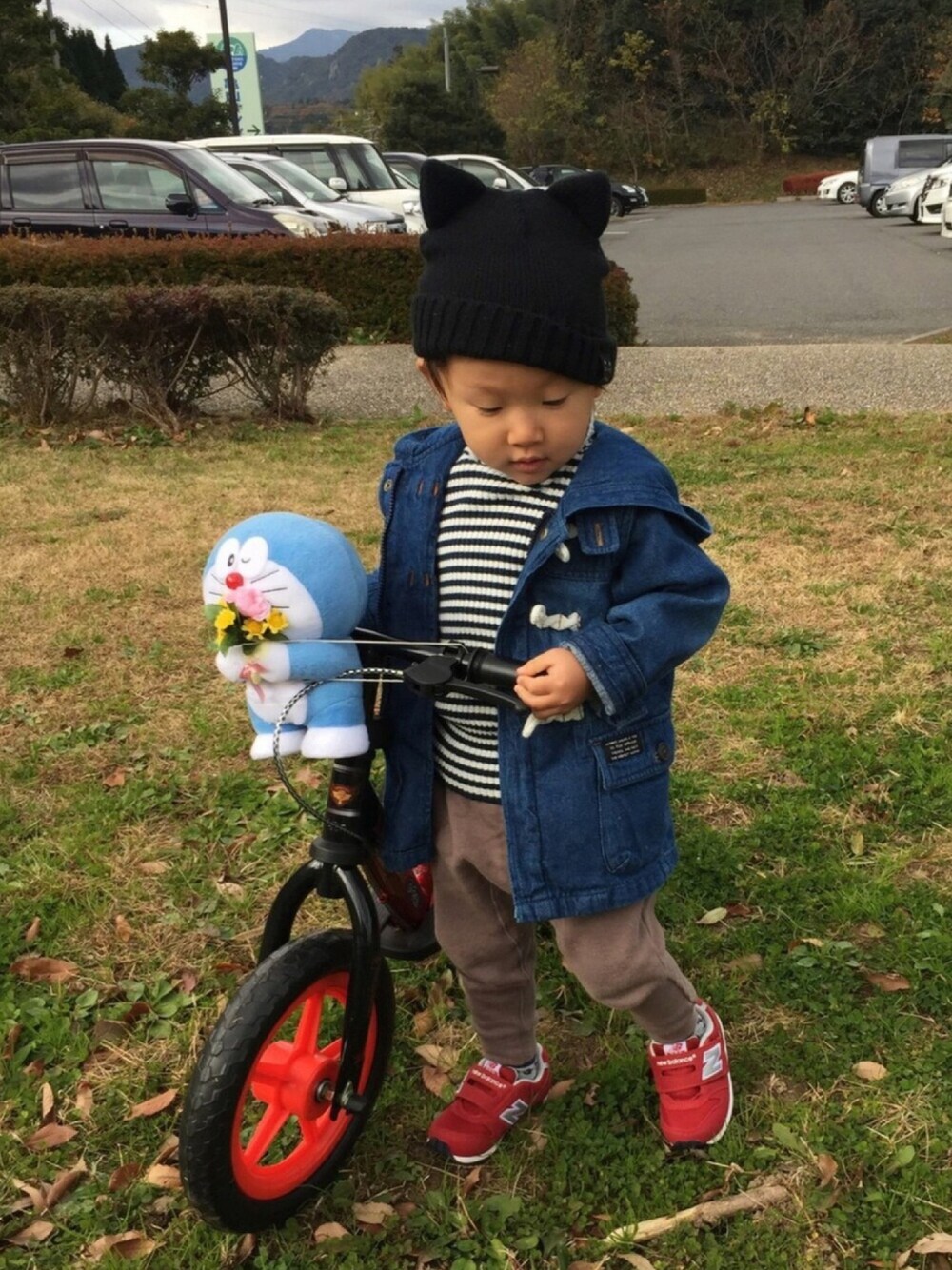 「ニューバランス、男の子、2歳、ストライダー、休日スタイル、キッズコーデ、2歳11ヶ月」｜「petit mainのネコ耳モチーフニット帽（ニットキャップ/ビーニー、ブラック系）」を使った、minato＊さん（キッズ・90cm）の冬コーディネートの1枚目の写真