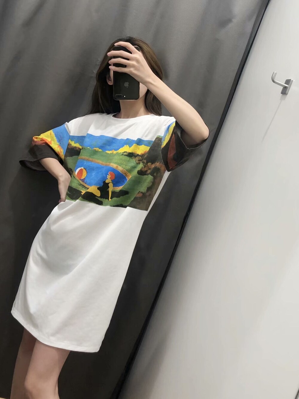 ホワイト系のシャツワンピースを着用したメンズの春コーディネートの1枚目の写真