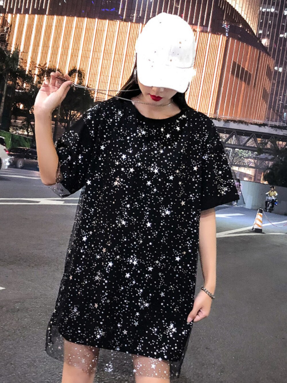 ブラック系のTシャツ/カットソーを着用したレディースの春コーディネートの1枚目の写真