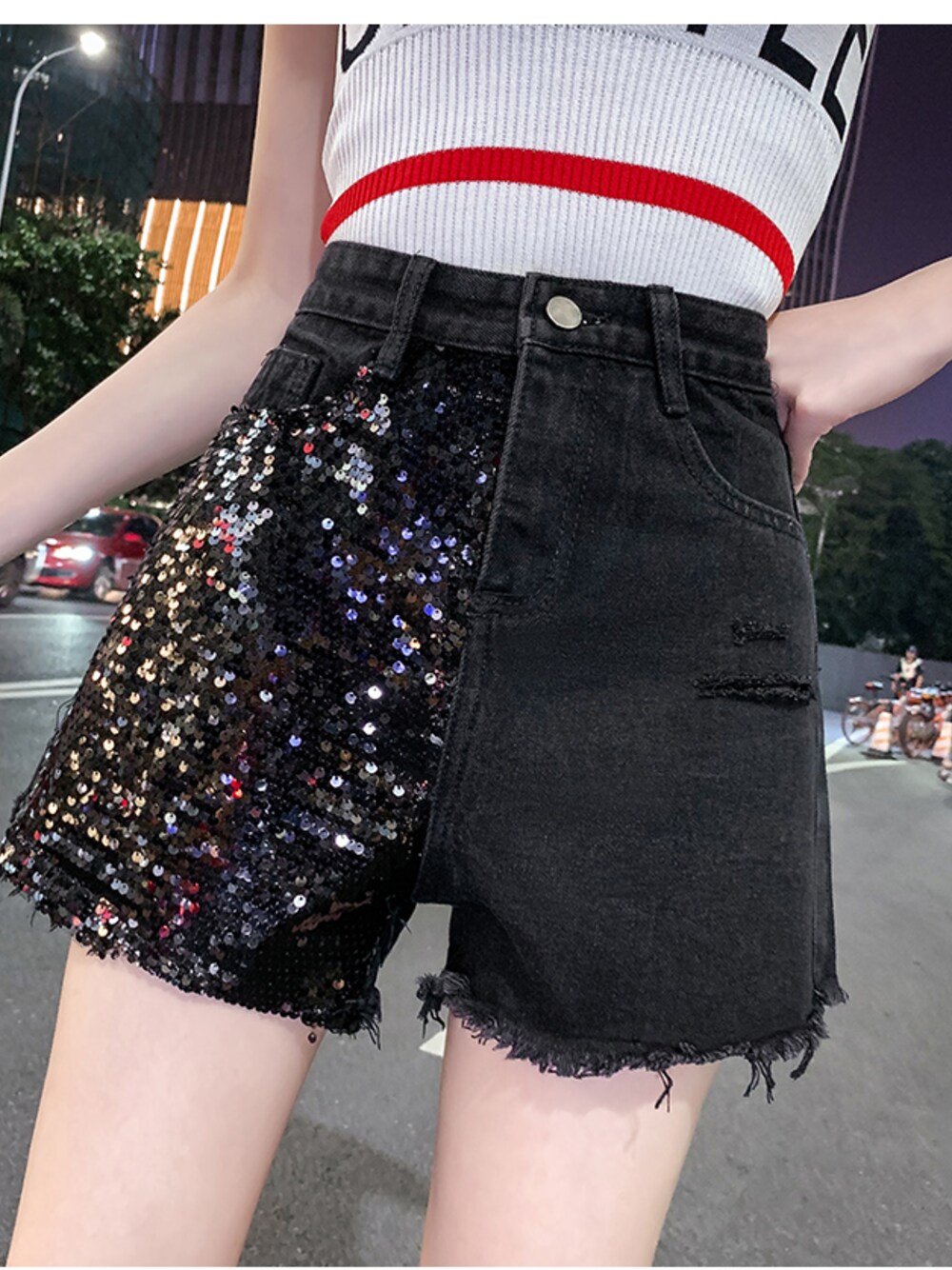 ブラック系のチノパンツを着用したレディースの春コーディネートの1枚目の写真