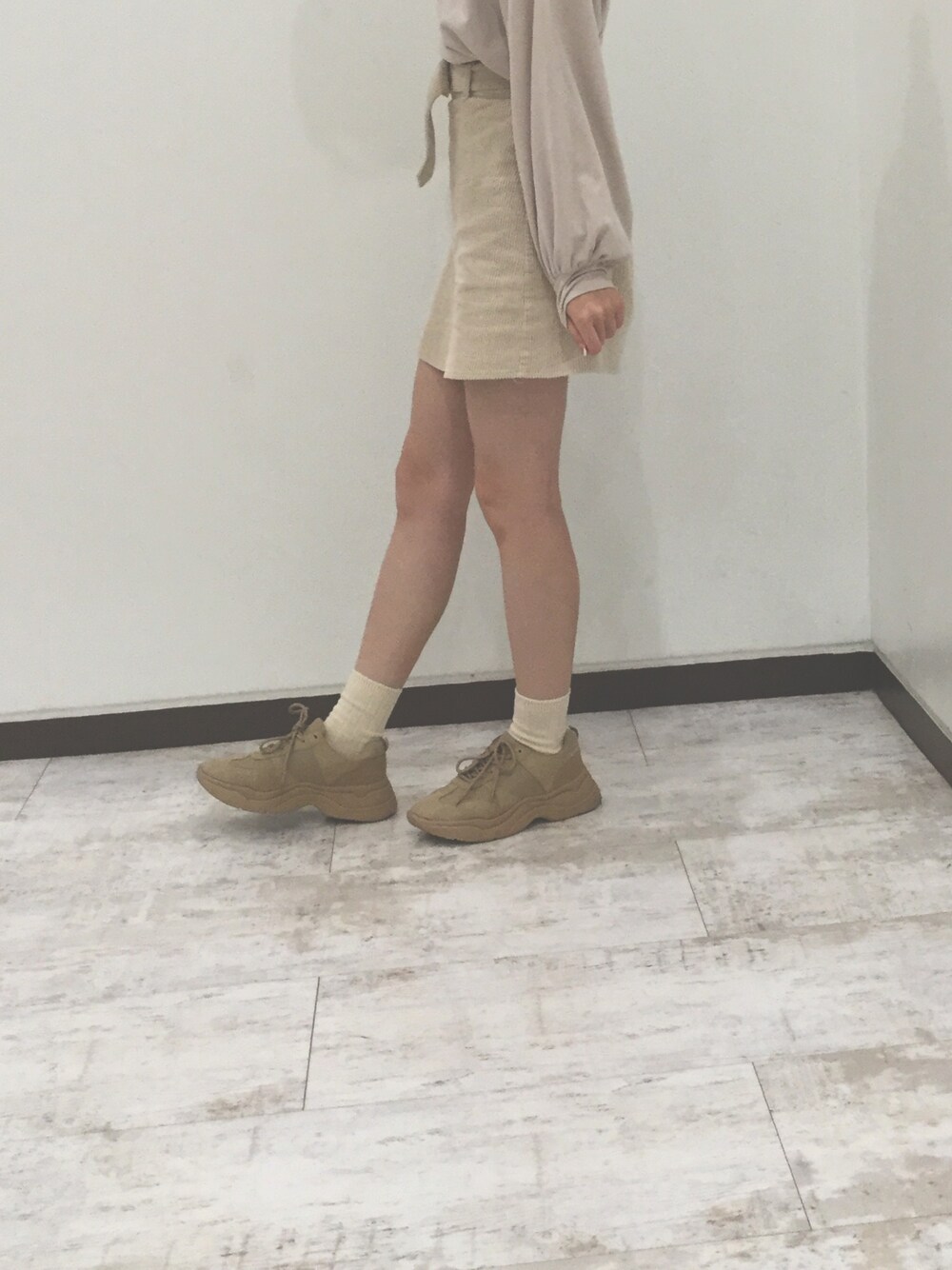 「おしゃれさんと繋がりたい、シンプル、ootd、秋色、くすみカラー、スカート、いいね、save、フォローお願いします🤑、GU、今日のコーデ、プチプラ」｜「INGNIのコーデュロイベルト付き／台形スカート（スカート、ホワイト系）」を使った、socks_codeさん（レディース・167cm）の秋コーディネートの1枚目の写真
