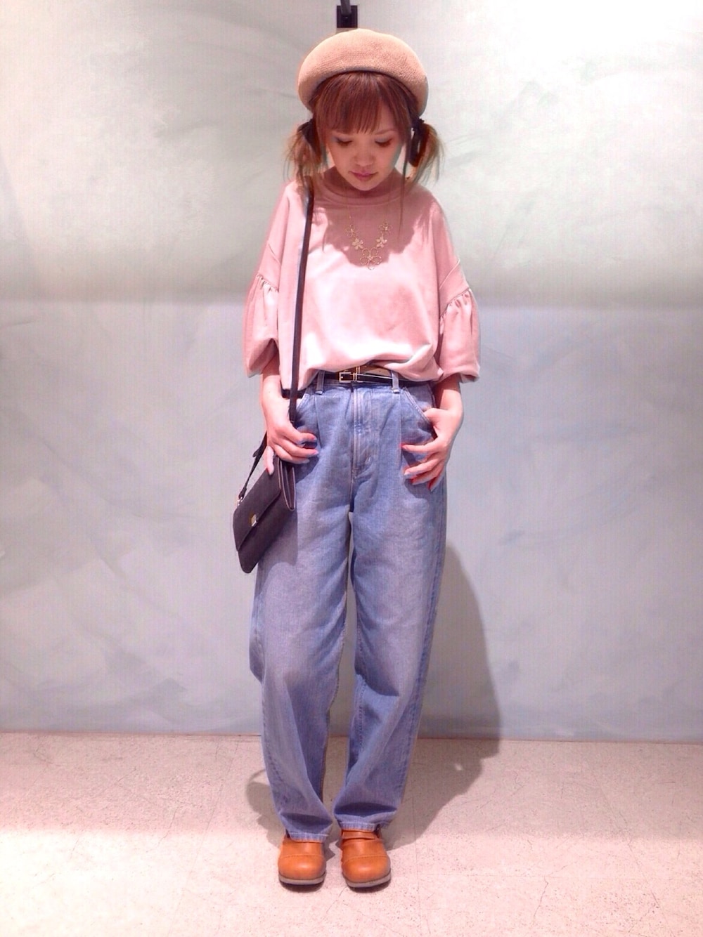 ピンク系のTシャツ/カットソー、ブルー系のデニムパンツ、ブラック系のショルダーバッグを着用したレディースの春コーディネートの1枚目の写真