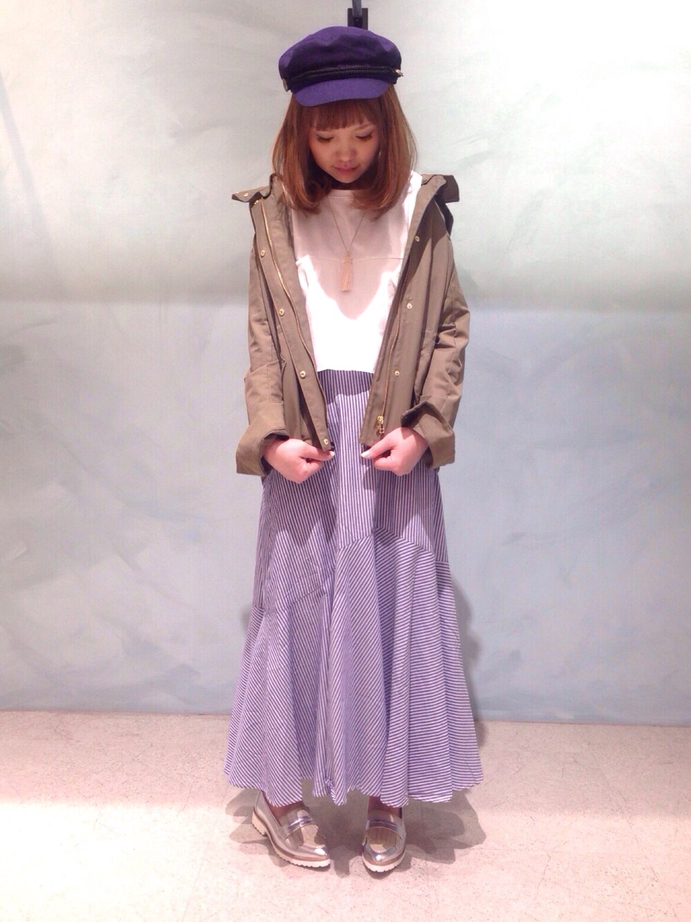 グリーン系のその他アウター、ホワイト系のTシャツ/カットソー、シルバー系のローファーを着用したレディースの春コーディネートの1枚目の写真