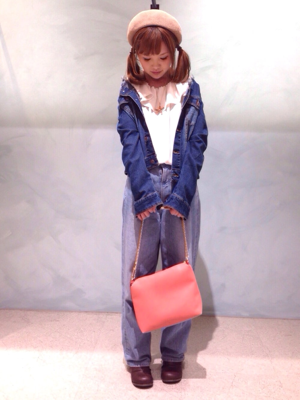 ホワイト系のシャツ/ブラウス、ブルー系のデニムジャケット、ブルー系のデニムパンツを着用したレディースの春コーディネートの1枚目の写真