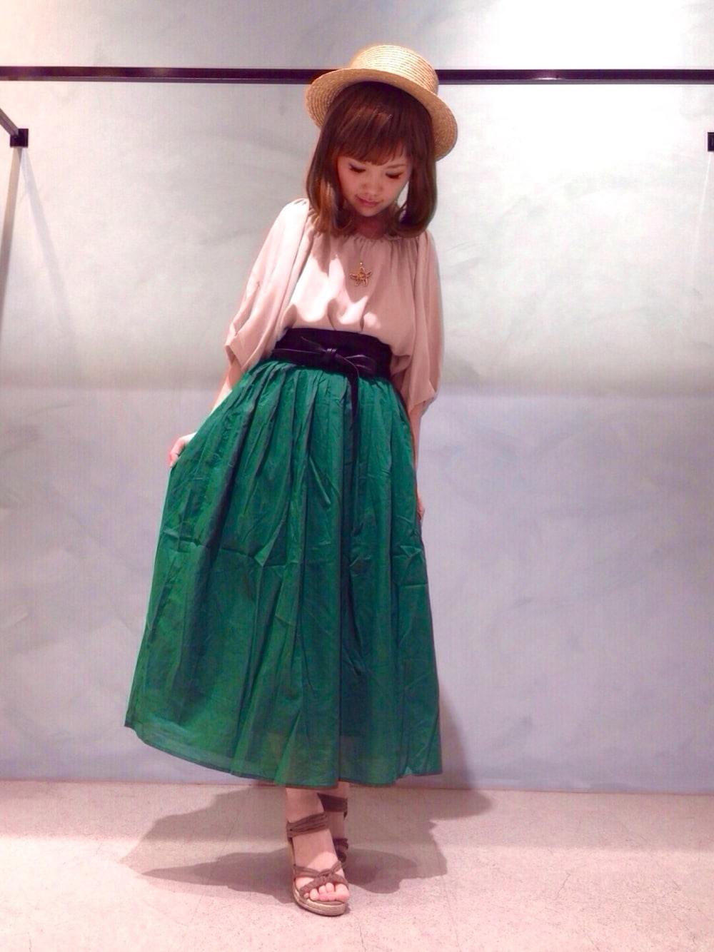 グリーン系のスカート、ブラウン系のサンダル、ベージュ系のシャツ/ブラウスを着用したレディースの夏コーディネートの1枚目の写真