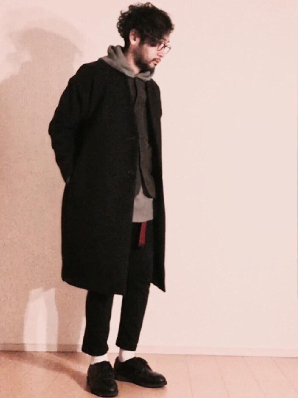 グリーン系のその他アウター、グレー系のパーカー、ブラック系のその他アウターを着用したメンズの冬コーディネートの1枚目の写真