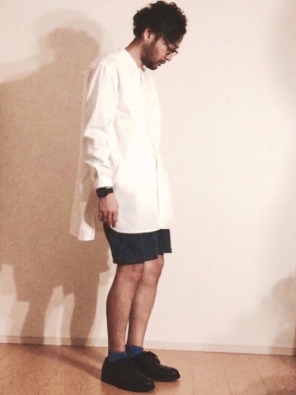 ホワイト系のシャツ/ブラウス、その他のその他パンツ、ブラック系のその他シューズを着用したメンズの夏コーディネートの1枚目の写真
